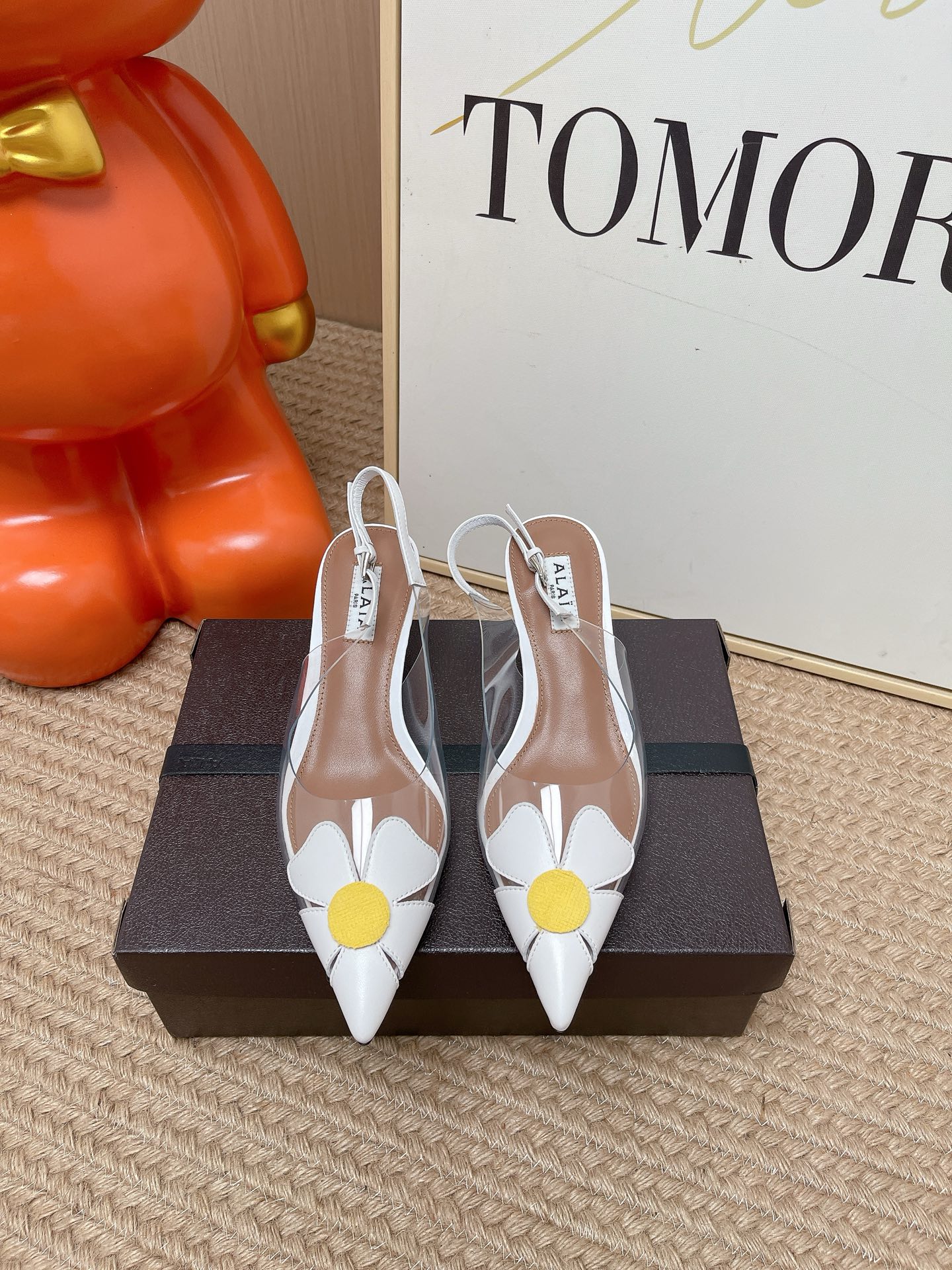 NO:890893,Top version ALAA | HIGH LOVE high heels |||ALAA | HIGH LOVE A pair of high love high heels are available from Dabo on the external network. These PVC high heels are decorated with exquisite heart-shaped decorations. The brand's new kitten heel, elegant shoe shape, casual and comfortable, fashionable and neat. Multiple colors to match different occasions. Overseas bloggers have a pair. Original custom PVC upper, sheepskin lining. Original custom 5.5cm heel. Genuine leather sole.  Size 35-39 (40.41 customized), high heels, high heels, sheepskin19860909顶级版本 ALAA | HIGH LOVE高跟鞋|||ALAA | HIGH LOVE 外网大博人手一双的high love高跟鞋来啦~ 这款PVC高跟鞋采用精美心形装饰搭配 品牌全新的小猫跟,优雅鞋型 休闲舒适兼备具时髦利落 多种颜色搭配不同场合 海外博主人手一双 鞋面原装定制PVC 内里羊皮 鞋跟原版定制5.5cm 鞋底真皮 码数35-39（40.41定制）,高跟鞋,high heels,sheepskin,Women's Shoes