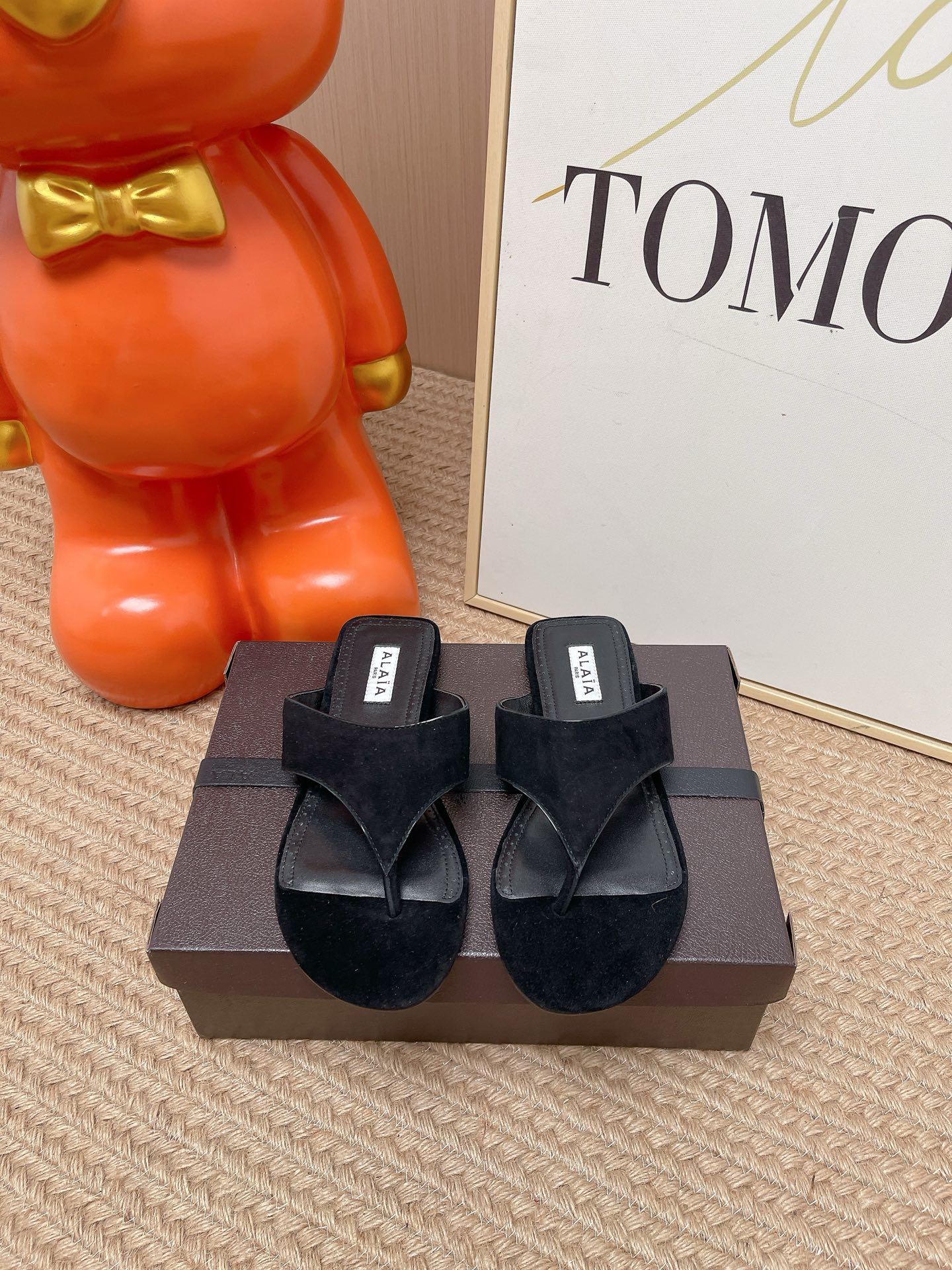 NO:890888,Top version Alaia 2026 new summer flip-flops flat slippers, upper sheepskin/cow suede, inner sheepskin outsole original molded outsole, sizes 35-41 (customized sizes 40 and 41 are not returnable), split-toe shoes, alaia, slippers, sheepskin19860909顶级版本 Alaia 2026 夏季新款夹趾平底拖鞋 鞋面羊皮/牛反绒 内里羊皮 大底原版开模大底 35-41码（40、41码定制不退换）,分趾鞋,alaia,slippers,sheepskin,Women's Shoes