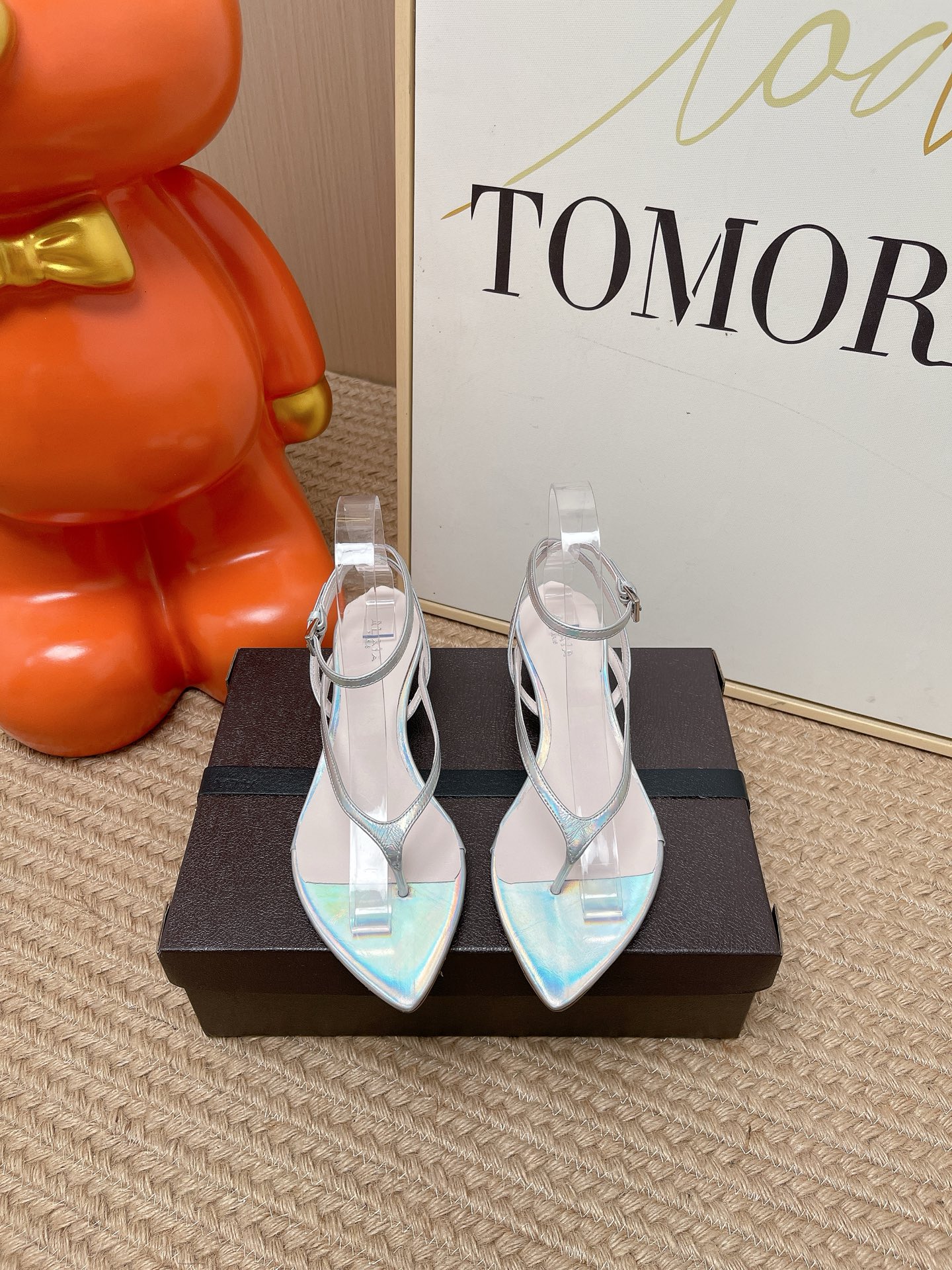 NO:890882,Top version 26ss spring and summer new style ALAIA ALAIA's latest transparent crystal heel flip-flops pointed toe flip-flops with buckle wedge sandals Colorful satin flip-flops | The flowing color poetry of summer Knead the summer color palette into the satin. Every touch of color has a sense of breathability. The transparent bottom holds a light ribbon. The pointed toe outline is neat and gentle. The freshness of fruit green, the coolness of silver gray, the warmth of rose red, and the clarity of lake blue.  It looks like flowing color fragments against the transparent bottom. It brings a holiday atmosphere when you step on it. Pair it with a linen skirt or denim hot pants. It is an effortless summer relaxation. It is suitable for those who prefer 'color and texture'. It is low-key but has its own recognition. This wedge flip-flop sandal is equipped with a 30 mm plexiglass heel, a tapered toe, decorated with ankle cross straps, iconic Alaia rivets, made of patent cow leather, and a leather sole.  The upper is made of custom-made cow patent leather with metallic leather. The sole is Italian leather outsole (original injection molding of the forefoot). The heel height is 3cm. The size is 35-39 (40.41 is custom-made and cannot be returned or exchanged). Split-toe shoes, alaia, sandals, slippers, skirts, cowhide, Leather soles19860909顶级版本 26ss春夏新款ALAIA阿莱亚最新透明水晶跟人字凉拖鞋尖头夹脚绕带搭扣坡跟凉鞋 彩色缎面夹脚拖｜夏日里的流动色彩诗 把夏日调色盘揉进缎面里 每一抹色彩都带着通透呼吸感 透明底托着轻盈缎带 尖头轮廓利落又温柔 果绿的鲜活、银灰的清冷 玫红的热烈 湖蓝的澄澈 在透明底衬映下像流动的色彩碎片 踩上去便自带度假氛围感 配亚麻长裙或牛仔热裤 是不费力的夏日松弛感 适合偏爱“色彩与质感并存”的穿搭玩家 低调却自带辨识度 该款 坡跟人字拖凉鞋,搭配30毫米有机玻璃鞋跟,采用锥形鞋头,饰以踝部交叉系带,标志性Alaia铆钉,由漆皮牛皮革制成,采用皮革鞋底. 鞋面定制牛漆皮贴膜金属皮 鞋底意大利真皮大底（原版一致前掌注塑） 跟高3cm 码数35-39（40.41定做不退换）,分趾鞋,alaia,sandals,slippers,skirts,cowhide,Leather soles,Women's Shoes