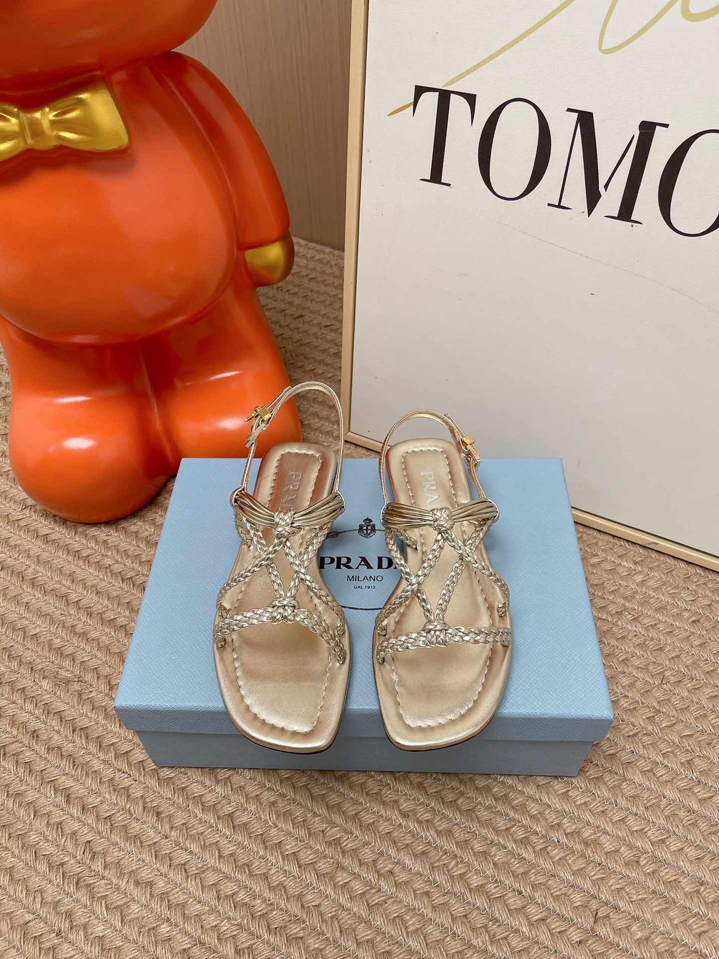 NO:890870,Top version PRADA Prada 2026 vs new casual sandals series... Round toe braided sandals, original 1:1 customization, this year's most fashionable British-style retro casual shoes with color matching straps, worn by many Internet celebrities, this shoe, cowhide color matching, injection molded letter luogo technology, very popular this year, can be worn for both leisure and sports... Fabric: Original customized sheepskin/woven crafts Lining: Original customized sheepskin Foot: Original customized sheepskin Outsole: Original customized genuine leather sole  Size: 35-39 (40.41. Customization is non-refundable), sandals, prada, prada, sandals, cowhide, sheepskin19860909顶级版本 PRADA普拉达2026vs新款休闲凉鞋系列……圆头编织凉 原版1:1定制,今年最潮的拼色绑带英伦风复古休闲鞋,众多网红上脚,这款鞋,牛皮拼色,注塑字母luogo工艺,今年非常爆,穿上休闲运动两不失误…… 面料: 原版定制羊皮/编织工艺 内里: 原版定制羊皮 垫脚: 原版定制羊皮 大底: 原版定制真皮底 码数: 35-39（40.41.定制不退换）,凉鞋,prada,prada,sandals,cowhide,sheepskin,Women's Shoes