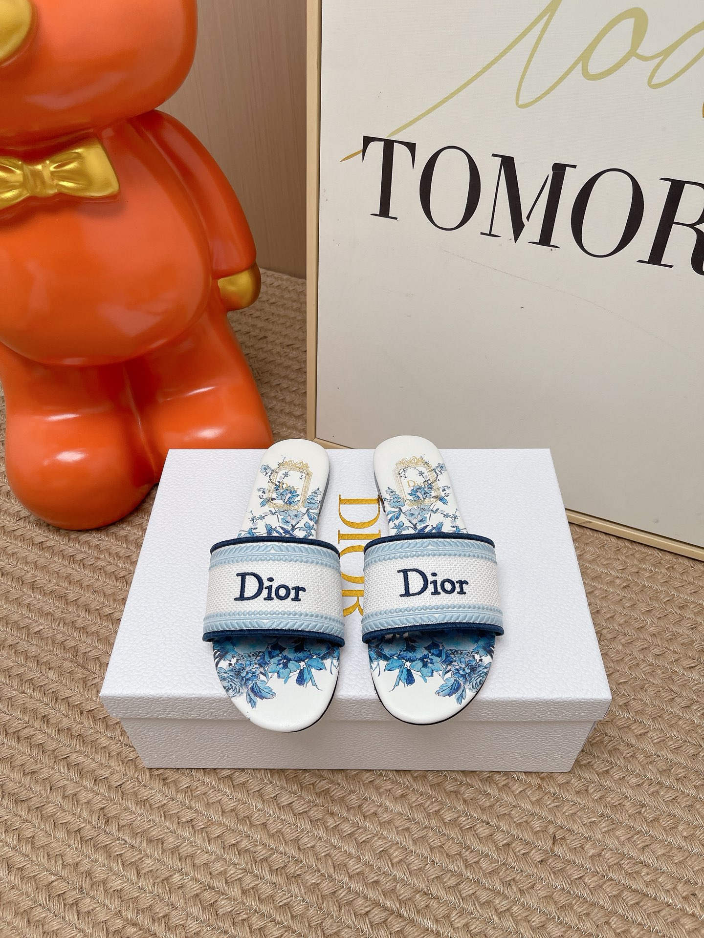 NO:890864,Top version Dro *2026 spring and summer new color CD Dior women's presbyopic embroidered leather sole slippers Christian Dior has always been synonymous with magnificence and elegance, and has always been at the top of the fashion palace. What is particularly worth mentioning is the embroidered pattern on the sole, which reproduces one of the cherished symbols of Christian Dior. The upper is made of top-quality embroidered cotton. The lining is imported sheepskin. The outsole is original genuine leather. Size 35-41 (Customized size 40.41), slippers, dior, dior, slippers, sheepskin19860909顶级版本 Dro *2026春夏新色CD迪奥女士老花刺绣皮底拖鞋 克里斯丁迪奥一直是华丽与高雅的代名词,在时尚殿堂一直是雄踞顶端 特別值得一提的是鞋底绣花图案,再現Chrstian Dior珍愛的標誌之一 鞋面精选顶级刺绣棉布 内里进口羊皮 大底原版真皮底 码数35-41 (40.41码定做),拖鞋,dior,dior,slippers,sheepskin,Women's Shoes