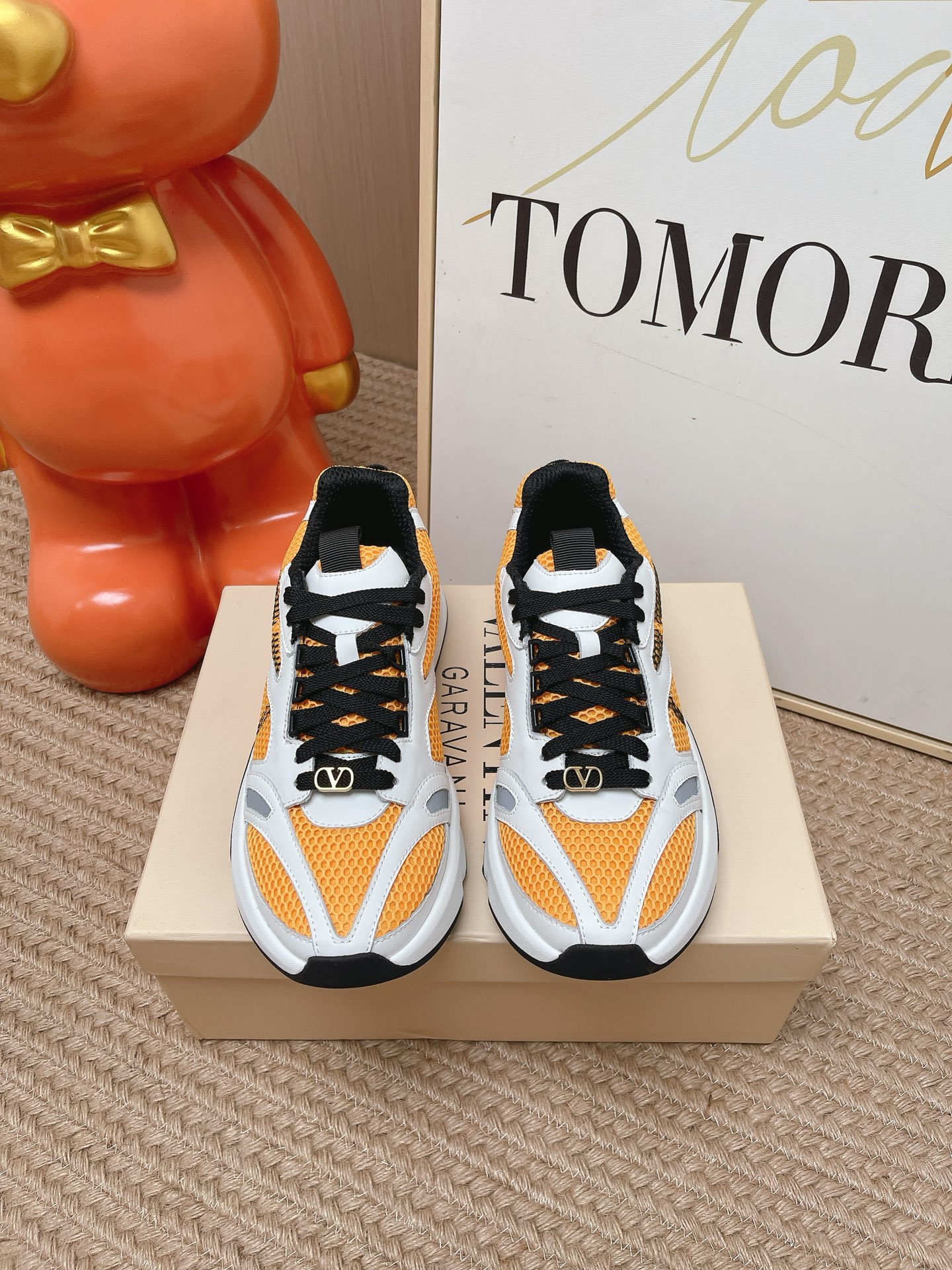 NO:890861,The top version of Valentino's new Demivee sneakers, which combine sports and leisure with street aesthetics, are both fashionable and comfortable. The shoe body is designed with mesh + leather stitching, and is paired with VLOGO SIGNATURE printing on the side. The shoelaces are equipped with detachable golden V-mark buttons that echo the shoe logo, which directly balances comfort and style. The sense of elegance is hidden in the details. Outsole: Original 11 molding, full of comfort. Packaging: Original beige full set of noble counter packaging  Size: Men's 39-45 (45 customized), casual shoes/sports shoes, valentino, valentino, sneakers19860909顶级版本 华伦天奴Valentino 全新Demivee运动鞋,融合运动休闲与街头美学,兼具时尚与舒适. 鞋身网面+皮革拼接的设计,再搭配侧面VLOGO SIGNATURE印花,鞋带配有可拆卸金色工艺V标扣子和鞋身logo呼应,直接兼顾了舒适和造型感,贵气感藏在细节里. 大底:原版11开模舒适感满满 包装:原版米黄色全套高贵专柜包装 码数:男39-45（45定做）,休闲鞋/运动鞋,valentino,valentino,sneakers,Women's Shoes