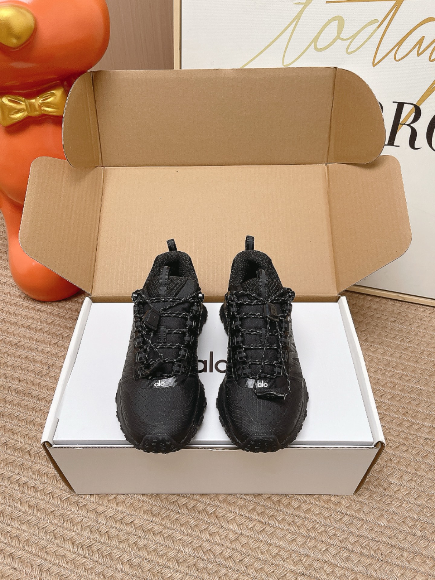 NO:890851,The top version of ALO couple's thick-soled sneakers has the iconic mesh upper with ultra-thick soles, breaking the stereotype of outdoor shoes and perfectly integrating functional style and avant-garde aesthetics. The black and white minimalist design easily adapts to various styles. It is very flexible in matching. It is a cool street style when paired with overalls. It can also be worn with wide-leg pants to give a lazy and high-end feel. It can easily raise the waistline to optimize body proportions and create a supermodel look. The upper is made of mesh  Breathable mesh lining, foam outsole, size 35-44 (female 40, male 45, customized, non-returnable), casual shoes/sports shoes, sneakers19860909顶级版本 ALO 情侣款 厚底 运动鞋 标志性网眼鞋面搭配超厚鞋底,打破户外鞋的刻板印象,把机能风与先锋美学完美融合.黑白两色极简设计,轻松适配各种穿搭风格. 搭配方面十分灵活,搭工装裤是街头潮酷风,配阔腿裤又能穿出慵懒高级感,轻松拉高腰线优化身材比例,打造超模既视感. 鞋面工艺网面 内里透气网 大底发泡大底 size35-44码（女40 男45定制不退换）,休闲鞋/运动鞋,sneakers,Women's Shoes