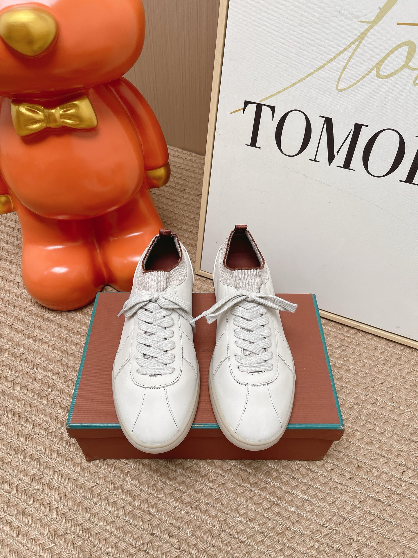 NO:890843,top version  LoroPianaSoho2.0Walk men's casual sports shoes, the ultimate comfortable touch of LP old money slip-on and the subtle integration of sports style, are made of grained suede, this velvety soft leather has a peach-like soft touch and delicate luster. The extended shoelace design is matched with three-dimensional reinforcements on the toe and sides  The structure combines toughness and style. The tongue is made of ultra-fine merino wool yarn, and the sides and laces are elastic. It is easy to put on and take off without tightening the foot, fits and is comfortable, and complements the lightweight sole. WishRFlex wool blend shoelaces have a Kummel color logo pull ring on the heel and a signature space on the heel. Rubber soles, you will not feel tired after ten thousand steps!  Size 39-44 (45 customized), casual shoes/sports shoes, loro piana, loro piana, sneakers19860909顶级版本 LoroPianaSoho2.0Walk男士休闲运动鞋,LP老钱一脚蹬的极致舒适触感与运动风格精妙融合,采用粒纹绒面革制作而成,这种天鹅绒般柔软的皮革具有蜜桃般的柔软触感和细腻光泽.加长鞋带设计搭配鞋头和侧面的立体加固结构,兼具韧性与格调.采用超细美利奴羊毛纱线鞋舌,侧边和鞋带都充满弹性穿脱方便不勒脚贴合又舒适,与轻盈的鞋底相得益彰.WishRFlex羊毛混纺鞋带鞋跟处Kummel色徽标提拉环鞋跟上留有署名空间橡胶鞋底,万步不会累！尺码39-44（45定做）,休闲鞋/运动鞋,loro piana,loro piana,sneakers,Women's Shoes