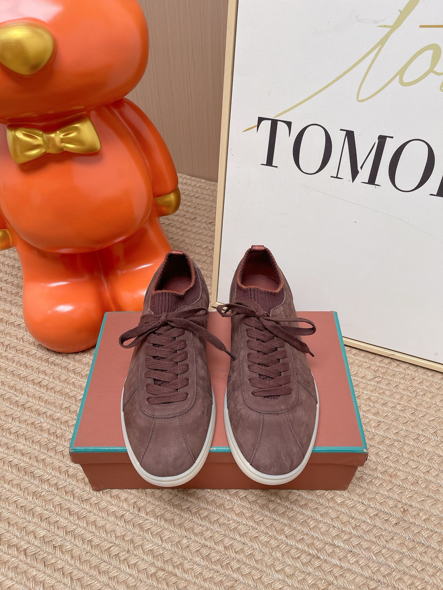 NO:890847,top version  LoroPianaSoho2.0Walk men's casual sports shoes, the ultimate comfortable touch of LP old money slip-on and the subtle integration of sports style, are made of grained suede, this velvety soft leather has a peach-like soft touch and delicate luster. The extended shoelace design is matched with three-dimensional reinforcements on the toe and sides  The structure combines toughness and style. The tongue is made of ultra-fine merino wool yarn, and the sides and laces are elastic. It is easy to put on and take off without tightening the foot, fits and is comfortable, and complements the lightweight sole. WishRFlex wool blend shoelaces have a Kummel color logo pull ring on the heel and a signature space on the heel. Rubber soles, you will not feel tired after ten thousand steps!  Size 39-44 (45 customized), casual shoes/sports shoes, loro piana, loro piana, sneakers19860909顶级版本 LoroPianaSoho2.0Walk男士休闲运动鞋,LP老钱一脚蹬的极致舒适触感与运动风格精妙融合,采用粒纹绒面革制作而成,这种天鹅绒般柔软的皮革具有蜜桃般的柔软触感和细腻光泽.加长鞋带设计搭配鞋头和侧面的立体加固结构,兼具韧性与格调.采用超细美利奴羊毛纱线鞋舌,侧边和鞋带都充满弹性穿脱方便不勒脚贴合又舒适,与轻盈的鞋底相得益彰.WishRFlex羊毛混纺鞋带鞋跟处Kummel色徽标提拉环鞋跟上留有署名空间橡胶鞋底,万步不会累！尺码39-44（45定做）,休闲鞋/运动鞋,loro piana,loro piana,sneakers,Women's Shoes
