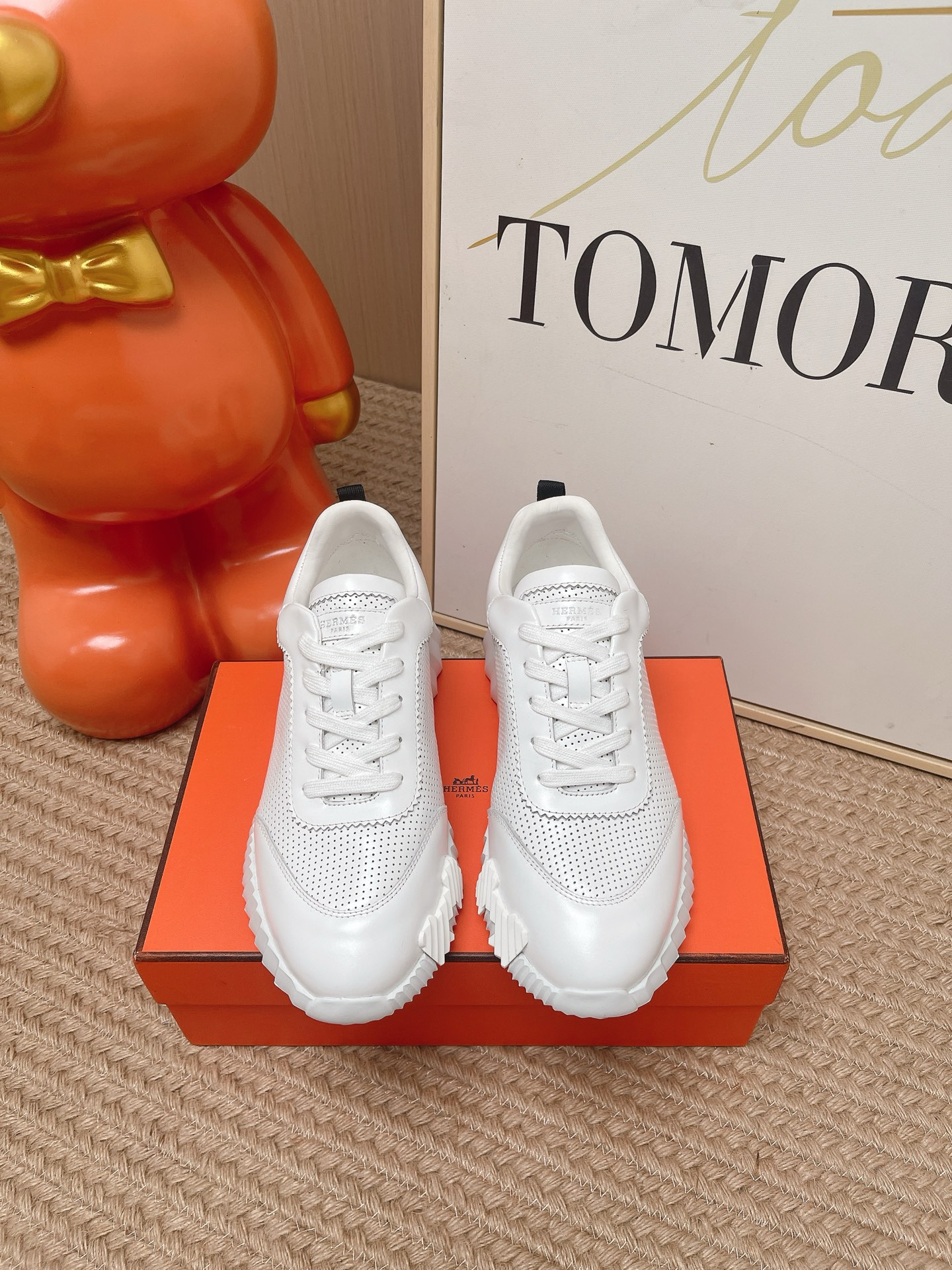 NO:883117,Top edition version for women and men 10 couples model Hermes 2026 latest retro style H casual sports shoes with ultimate craftsmanship, new at the counter at the same time. Every detail of the shoes is specially thought out, quite eye-catching, and the elegant splicing elements highlight the good temperament!  The classic version is upgraded with exquisite color matching, adding a casual atmosphere, and exquisite lines, which can better reflect the family-style design language. Interspersed with exquisite lines, it perfectly fits the foot shape, naturally outlines the fashionable outline, achieves a visual impact, and fully interprets a different sports style!  Fabrics: imported cowhide, cowhide, cowhide for foot pads, comfortable on the feet, original outsole, non-slip and wear-resistant!  Size women's 35-40 39-45, casual shoes/sports shoes, hermes, hermes, sneakers, cowhide19860909顶版版本女 男10 情侣款 Hermes 爱马仕2026 最新款复古风H休闲运动鞋 工艺极致,同步专柜上新.鞋子的每一个细节都特别用心,相当惹眼,雅致的拼接元素,凸显不俗的气质！ 经典版型升级 精致配色,增添休闲的气息,精致的线条,无形之中能够更好体现出家族式的设计语言,穿插精致的线条 完美契合脚型,自然的勾勒出时尚的轮廓,达到视觉上的冲击效果,充分演绎不一样的运动风格！ 面料进口牛皮 牛绒 垫脚牛皮,脚感舒适,原版大底,防滑耐磨！码数女35-40 39-45,休闲鞋/运动鞋,hermes,hermes,sneakers,cowhide,Women's Shoes