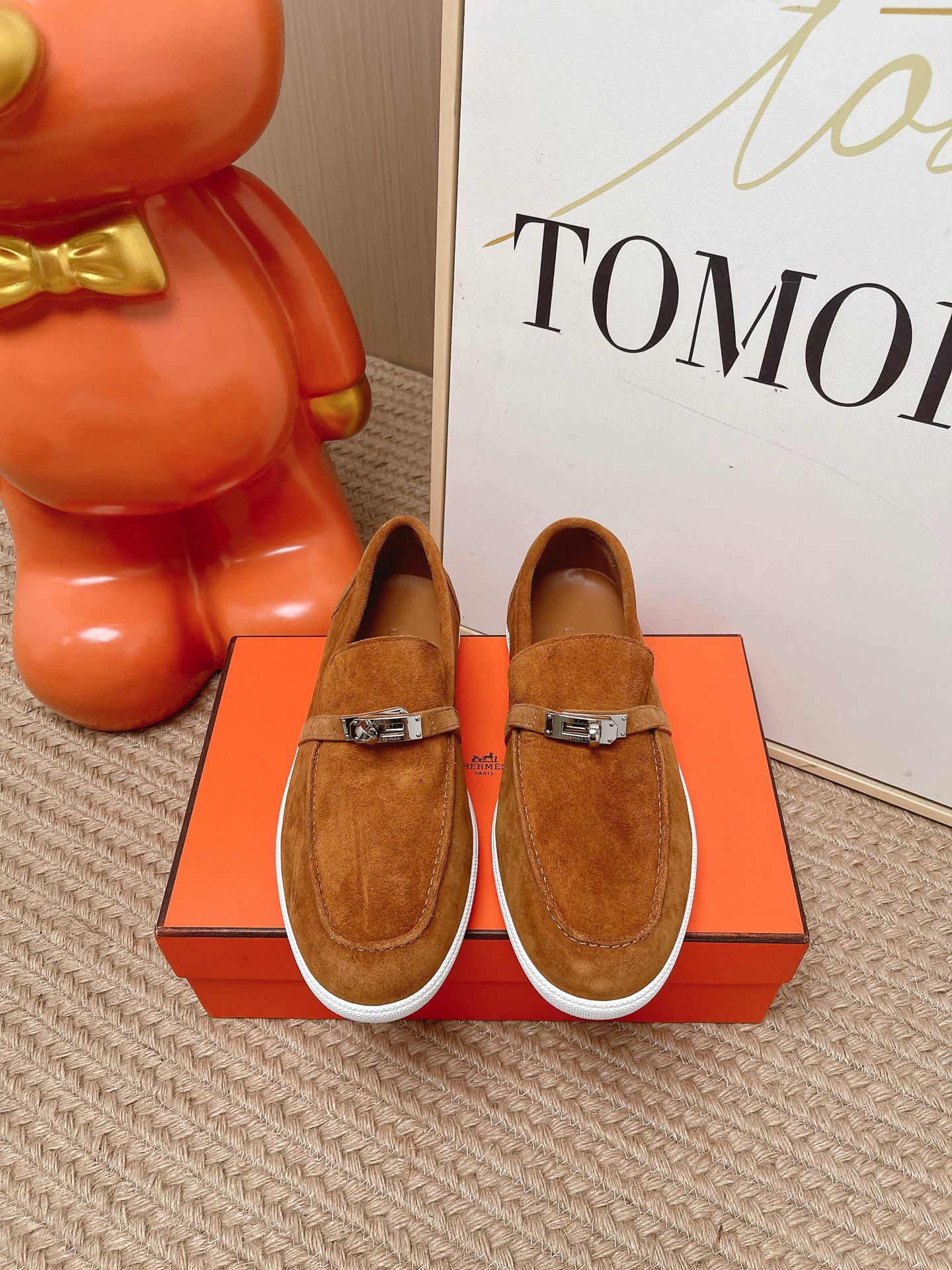 NO:883108,Top version for women/men Hermes Game series Kelly buckle Couple style Loafers Casual sneakers Original purchase, development and production This calfskin loafer style lace-free sneakers, with functional Kelly shoe buckles to create a casual and fashionable look. Beautifully packaged at the delivery counter. Fabric: Original custom imported first-layer cowhide. Lining: Imported soft sheepskin lining. Sole: Original molded non-slip TPU material. Bottom thickness 2.5CM. Size:  Women's 35-41 / Men's 39-46 Women's 40.41 / Men's 45.46 Custom size, loafers, hermes, hermes, loafers, sneakers, cowhide, sheepskin19860909顶级版本女款 / 男款 Hermes爱马仕 Game系列 Kelly扣 情侣款 乐福鞋 休闲 运动鞋 原版购入开发 做货 这款小牛皮乐福鞋风格免系带运动鞋,搭配功能性Kelly鞋扣 打造休闲时尚造型 配送专柜精美包装 面料 : 原版定制进口头层牛皮 内里 : 进口柔软羊皮里 鞋底 : 原版开模防滑TPU材质 底厚 2.5CM Size : 女款35-41 / 男款39-46 女款40.41 / 男款45.46定制码,乐福鞋,hermes,hermes,loafers,sneakers,cowhide,sheepskin,Women's Shoes