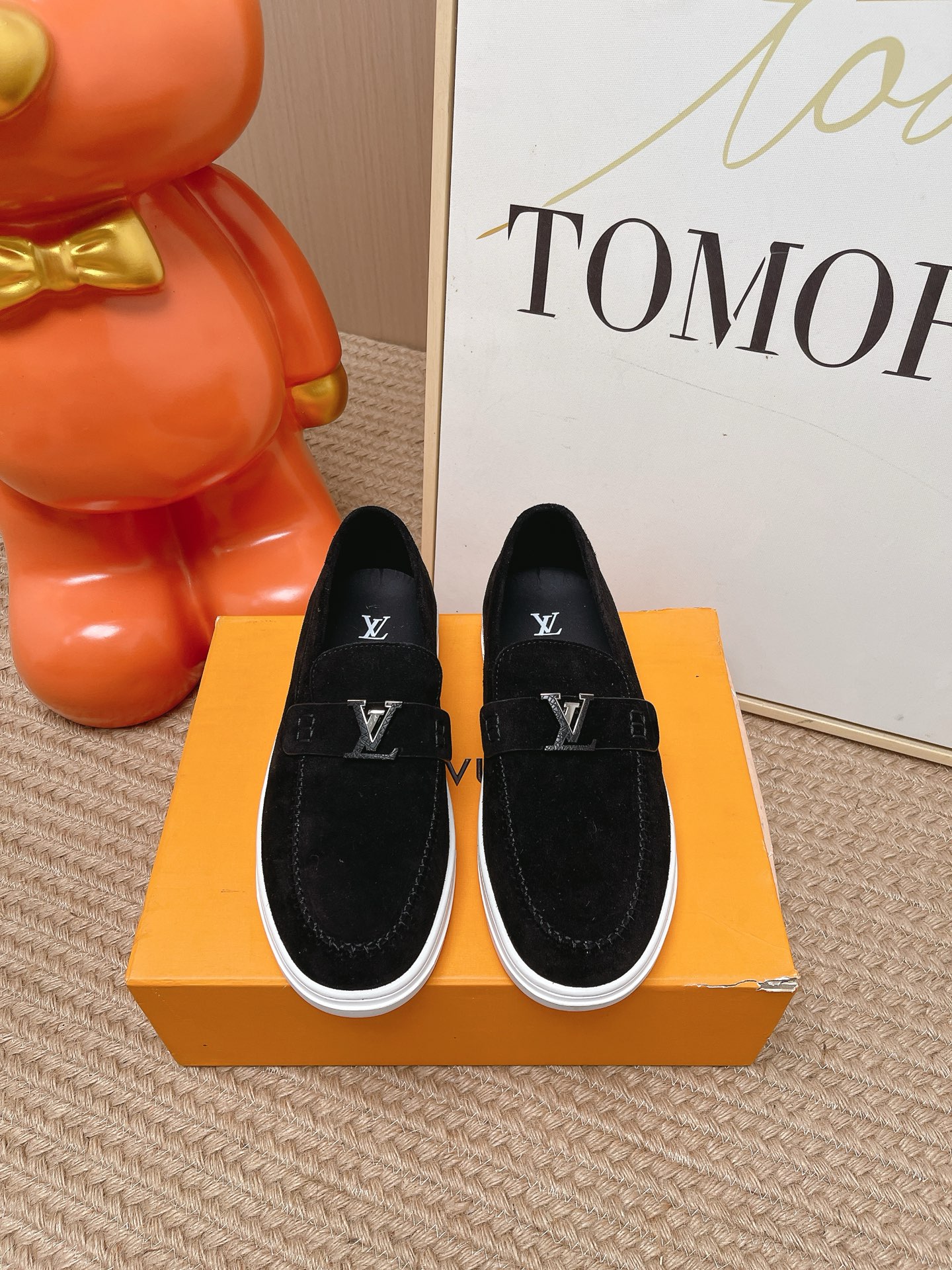 NO:883103,The top version of LV men's loafers is made of high-quality grained cowhide, with a delicate texture and durability. The upper has the classic LV metal logo, which is highly recognizable for the brand. The white rubber sole is comfortable to wear and suitable for daily commuting or leisure. The simple and elegant design is versatile and easy to wear. It can be easily worn with jeans or suit pants, and you can easily get a sense of luxury!  Size 39-40-41-42-43-44 standard leather shoe size (45 can be customized and non-returnable), loafers, louis vuitton, loafers, jeans, business suit, cowhide19860909顶级版本 LV 男款乐福鞋 选用优质粒面牛皮,质感细腻又耐用.鞋面有经典LV金属Logo,品牌辨识度超高.白色橡胶鞋底,穿着舒适,日常通勤或休闲都很适合.简约大方的设计,百搭不挑人,无论牛仔裤还是西装裤都能轻松驾驭,轻松get高级感！ 码数39-40-41-42-43-44 标准皮鞋码（45可定做不退换）,乐福鞋,louis vuitton,loafers,jeans,business suit,cowhide,Women's Shoes