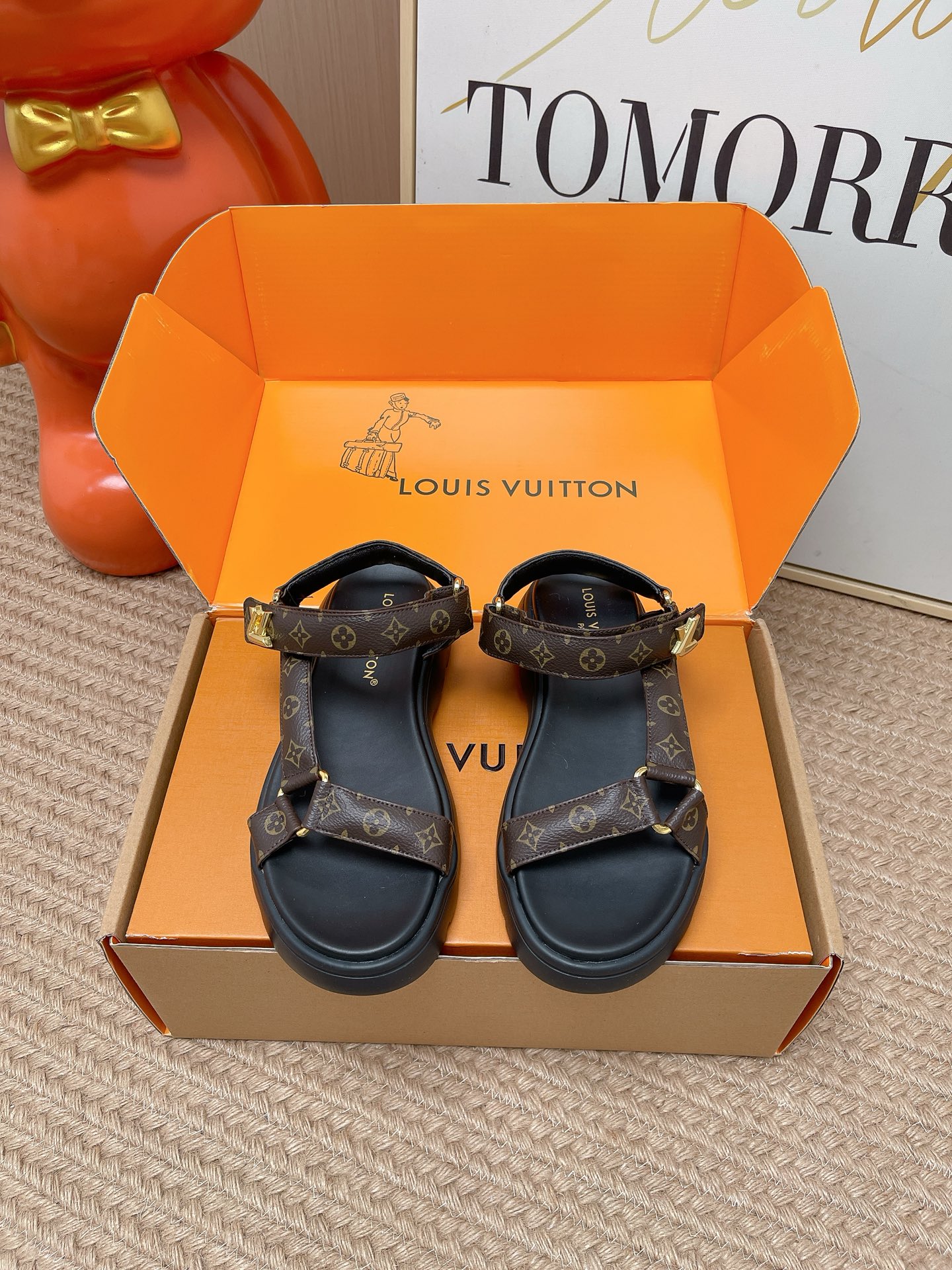 NO:883091,Top version LV Louis Vuitton L's Donkey Brand Velcro Presbyopia Thick-soled Sandals LV Isola Sandals, made of high-quality calfskin, with classic metal LV logo, simple and recognizable. Rubber soles are non-slip and super comfortable for daily wear. Double buckle design, adjustable elasticity, suitable for various foot types. The overall style is casual and versatile, suitable for going out or on vacation in summer. The insole is soft, and you will not feel tired after walking for a long time. It is a high-end sandal with both function and fashion!  Size: Women's 35-39 (customized at 40.41), sandals, louis vuitton, louis vuitton, louis vuitton, louis vuitton, sandals, cowhide19860909顶级版本 LV路易威登 L家 驴牌 魔术贴 老花 厚底 凉鞋 LV Isola凉鞋,选用优质小牛皮,搭配经典金属LV标志,简约又有辨识度.橡胶鞋底防滑,日常穿着超舒适.双带扣设计,松紧可调,适合各种脚型.整体风格休闲百搭,夏季出街或度假都很合适.鞋垫柔软,长时间走路也不累,是功能与时尚兼具的高端凉鞋！ Size:女款35-39（40.41定做）,凉鞋,louis vuitton,louis vuitton,louis vuitton,louis vuitton,sandals,cowhide,Women's Shoes