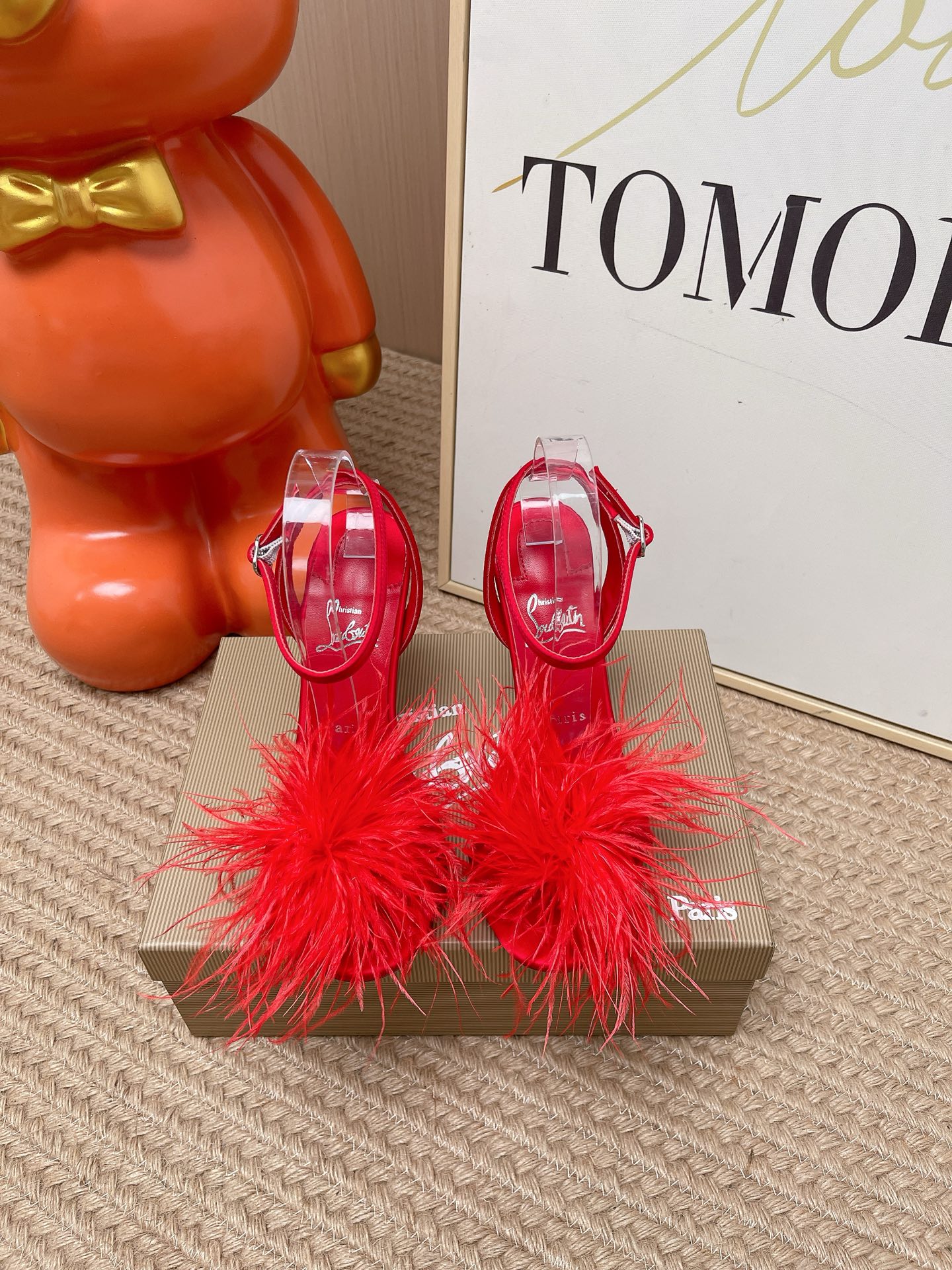NO:890839,Top Edition Feather Sandal w. Every pair of Christian Louboutin shoes is a testament to the brand's masterful sculptural skills and masterful craftsmanship - a philosophy aptly reflected in these heeled sandals. The Poupi style, from the cult Miss Z collection, is paired with a bold stiletto heel that features a unique tonal feather embellishment at the toe. The upper is made from the brand's highly regarded Everlasting Soles  The finishing touches of craftsmanship give it a sense of eternity, a quality that will be passed down from generation to generation and highly cherished. size 35-39 (40.41 custom made, non-refundable and non-exchangeable) Heel height 10cm, high heels sandals, christian louboutin, sandals, high heels19860909顶级版本 羽毛凉鞋 w. 每一双 Christian Louboutin 鞋履都是这家品牌精湛的雕塑技艺与精湛手工艺的有力证明——这一理念恰如其分地体现在这些带有鞋跟的凉鞋上.Poupi 款式源自备受追捧的 Miss Z 系列,它搭配着一款大胆的细高跟鞋,其特色在于脚趾处独特的色调羽毛装饰.鞋面采用品牌备受推崇的 Everlasting Soles 工艺进行收尾处理,赋予其永恒之感,这种品质将世代相传,备受珍视. size35码-39码（40.41定做不退不换） 跟高10cm,高跟鞋凉鞋,christian louboutin,sandals,high heels,Women's Shoes