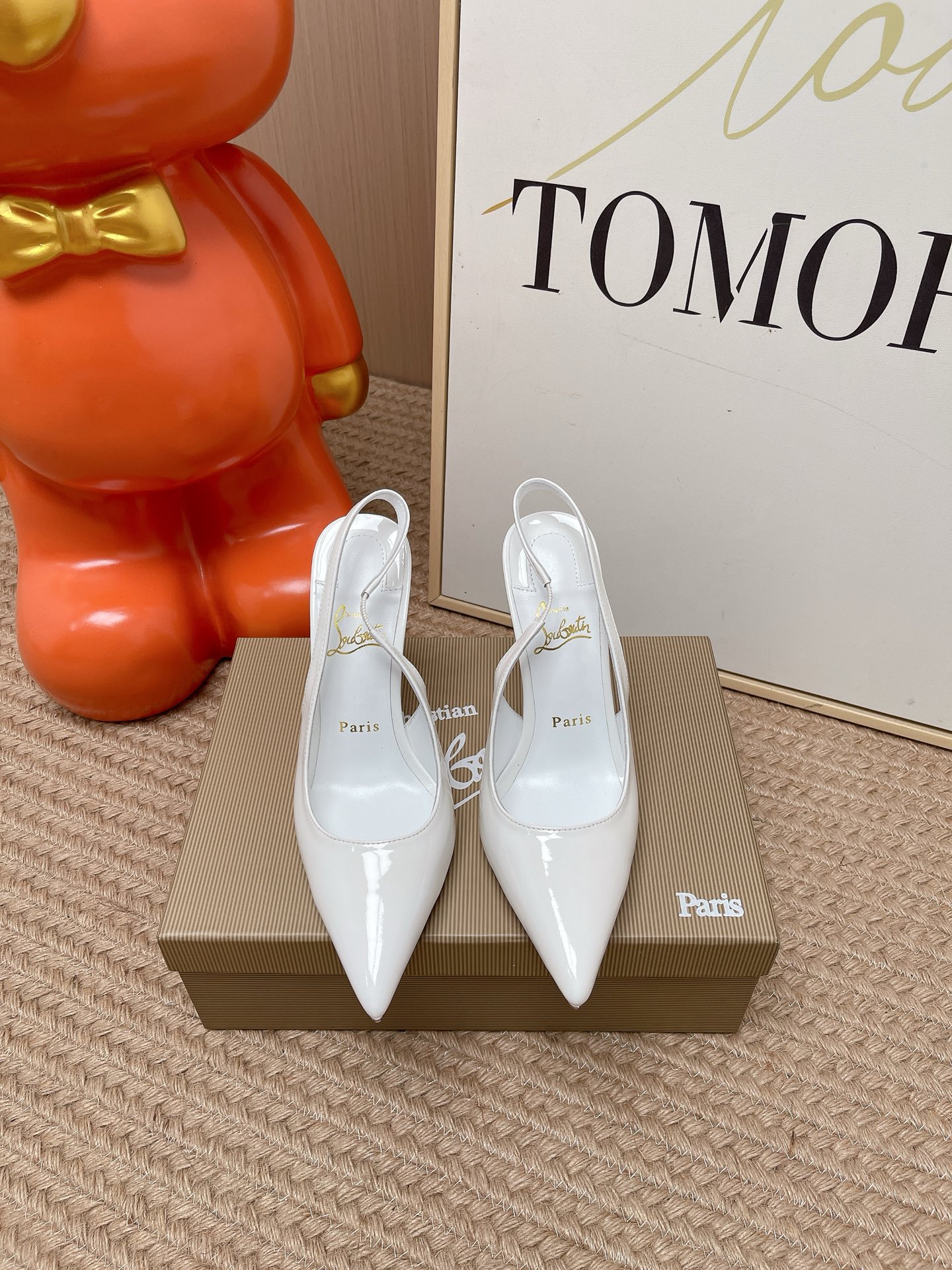 NO:890835,Top version of the patent leather pump w. With its slim silhouette, the Erozee pump evokes sophisticated style. The Maison Christian  The Louboutin shoe is set on a 100mm stiletto heel and is crafted from black patent calfskin. Delicate stitching at the front adds subtle structure, while the lower heel guard and slim ankle strap work together to create a harmonious geometry that showcases the foot properly.  It also ensures a secure, non-slip fit. It features a pointed toe and a padded insole. The sole of this model is designed in 'Eternal Red', using an innovative coating technology to ensure the durability and long-lasting vividness of Louboutin's signature red. [Material]  The lining is made of mixed sheepskin imported from Italy. The original AR1 top genuine leather outsole imported from Italy. Size 35-42 (40.41.42). Heel height 10cm, high heels sandals, christian louboutin, sandals, high heels, cowhide, sheepskin, Leather soles19860909顶级版本 漆皮单鞋w. 凭借其修长的轮廓,Erozee 高跟鞋唤起了精致的风格.这款Maison Christian Louboutin鞋采用100毫米细高跟,由黑色漆皮小牛皮制成.前部的精致缝线增加了微妙的结构,而较低的跟部护罩和纤细的脚踝带子共同创造了一种和谐的几何形状,既恰当地展示出脚部,又确保了紧固、防滑的贴合度.它具有尖头和衬垫鞋垫.这款型号的鞋底采用了“永恒红”的设计,通过一种创新的涂层技术确保了Louboutin标志性的红色的耐久性和持久的鲜艳度.【材质】 内里采用意大利进口混种羊皮内里 原版意大利进口AR1顶级真皮大底 码数35-42 (40.41.42） 跟高10cm,高跟鞋凉鞋,christian louboutin,sandals,high heels,cowhide,sheepskin,Leather soles,Women's Shoes