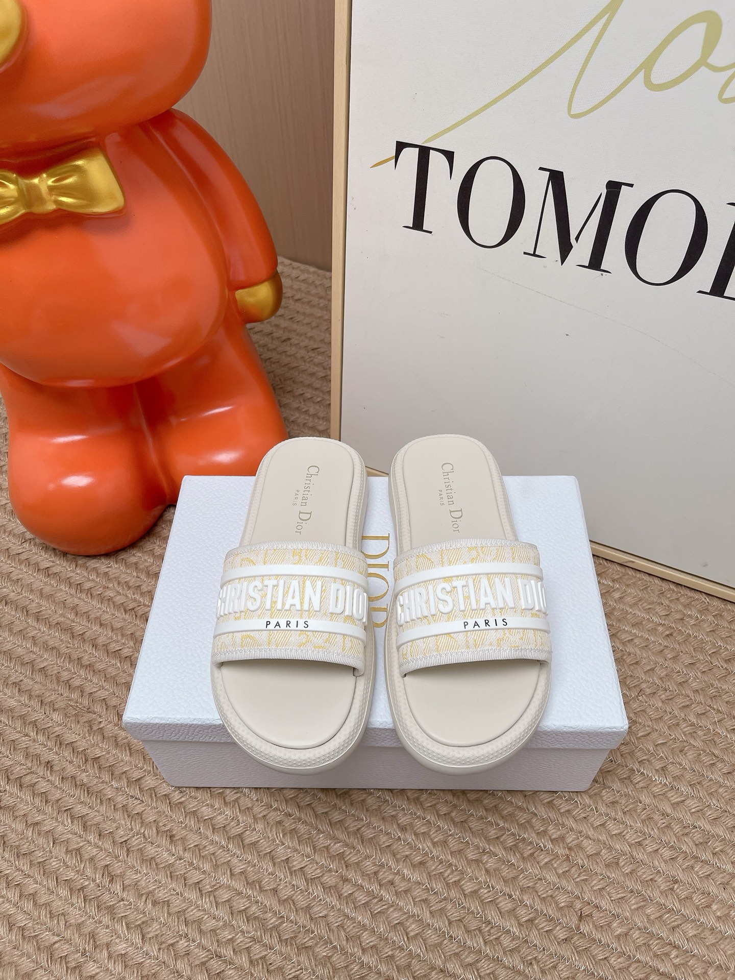 NO:890826,The top version of Dior's new early spring sandals and slippers. The sandals you want at first sight are simple and elegant, low-key luxury!  It is very high-end with the eye-catching Christian Dior logo buckle. It is comfortable, good-looking and can be worn in spring, summer, autumn and winter. The fabric is original custom embroidered fabric cowhide. The lining is embroidered cowhide. Size 35-41 (40.41 non-refundable), slippers, dior, dior, sandals, slippers, cowhide19860909顶级版本 Dior 迪奥早春新款凉鞋拖鞋 一眼就想要的凉鞋简单大方'低调奢华！ 配上醒目的克里斯汀·迪奥标志扣非常高级 穿着舒适好看而且好搭配春夏秋冬都以穿 面料原版定制刺绣面料牛皮 内里刺绣牛皮 码数35-41(40.41不退不换),拖鞋,dior,dior,sandals,slippers,cowhide,Women's Shoes