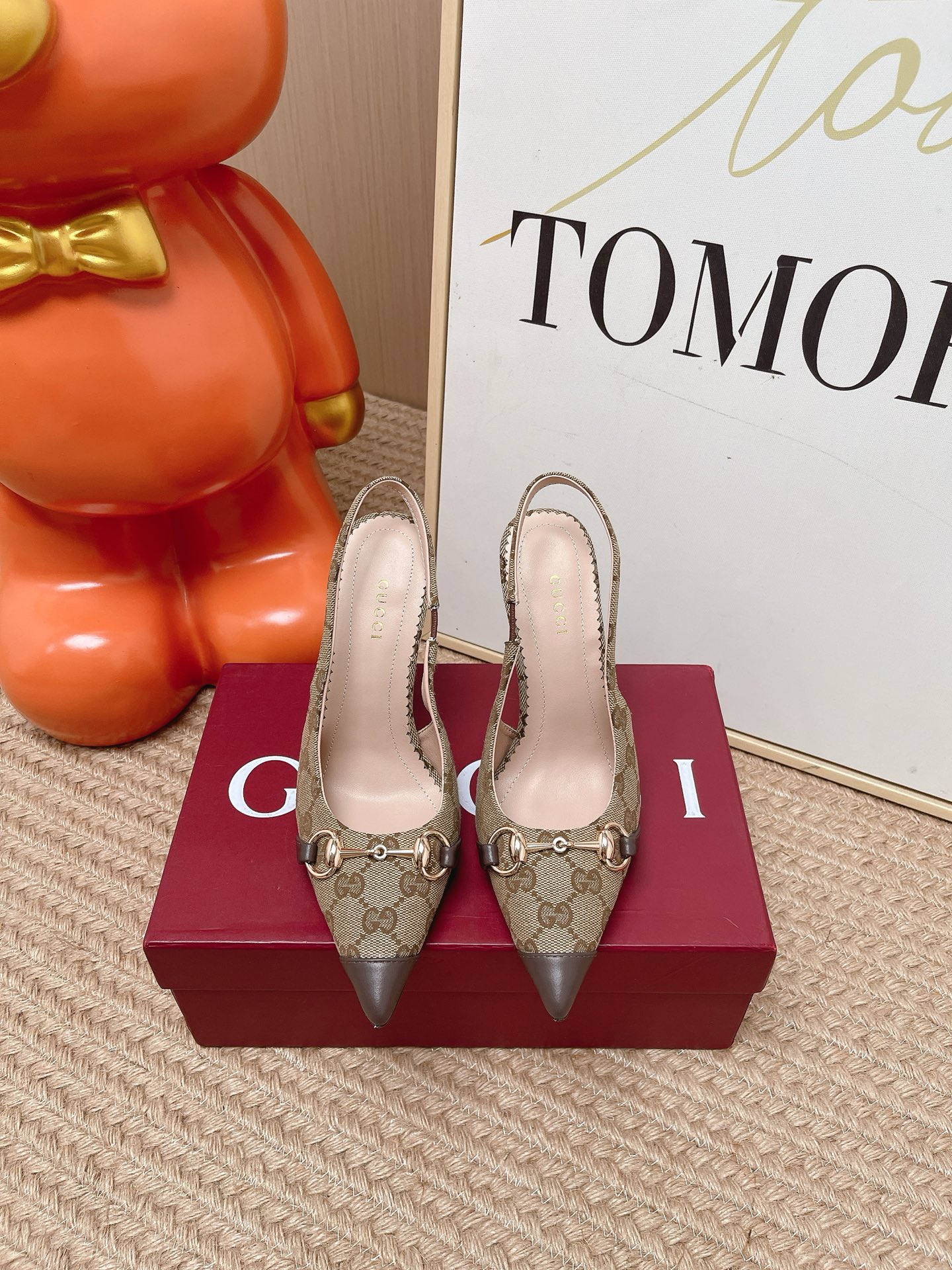NO:890818,Top version Gucci classic horsebit pointed toe high heels｜Commuting light luxury ceiling  The retro pointed toe is matched with the iconic metal horsebit, and there are two versions of glossy solid color + presbyopic leather. There are multiple colors, and the back strap is casual and fashionable. The fine leather and classic presbyopic fabric texture are online, and the neat slender heels can easily modify the calf line, making your legs look exquisite in seconds. The interior is padded, cushioning and shock-absorbing, so it is not easy to wear your feet after long hours of commuting and shopping. Paired with suits and dresses, it has a full atmosphere, and it can be worn stably and elegantly in the workplace and in daily wear.  Upper lambskin/presbyopia fabric, inner padding sheepskin, Italian genuine leather outsole, heel height 10.5cm, size 35-39 (customized 40 41), high heels sandals, gucci, sandals, high heels, skirts, business suit, sheepskin, Leather soles19860909顶级版本 Gucci经典马衔扣尖头高跟｜通勤轻奢天花板 复古尖头搭配标志性金属马衔扣,光面纯色+老花拼皮两种版型,多款配色,后空绊带款随性时髦.细腻皮革与经典老花面料质感在线,利落细跟轻松修饰小腿线条,秒出精致长腿.内里软垫加持,缓冲减震,长时间通勤逛街也不易磨脚.搭配西装、连衣裙氛围感拉满,职场和日常穿搭都能稳稳拿捏显贵气质. 鞋面小羊皮/老花布 内里垫脚羊皮 意大利真皮大底 跟高10.5cm 尺码35-39（40 41定做）,高跟鞋凉鞋,gucci,sandals,high heels,skirts,business suit,sheepskin,Leather soles,Women's Shoes