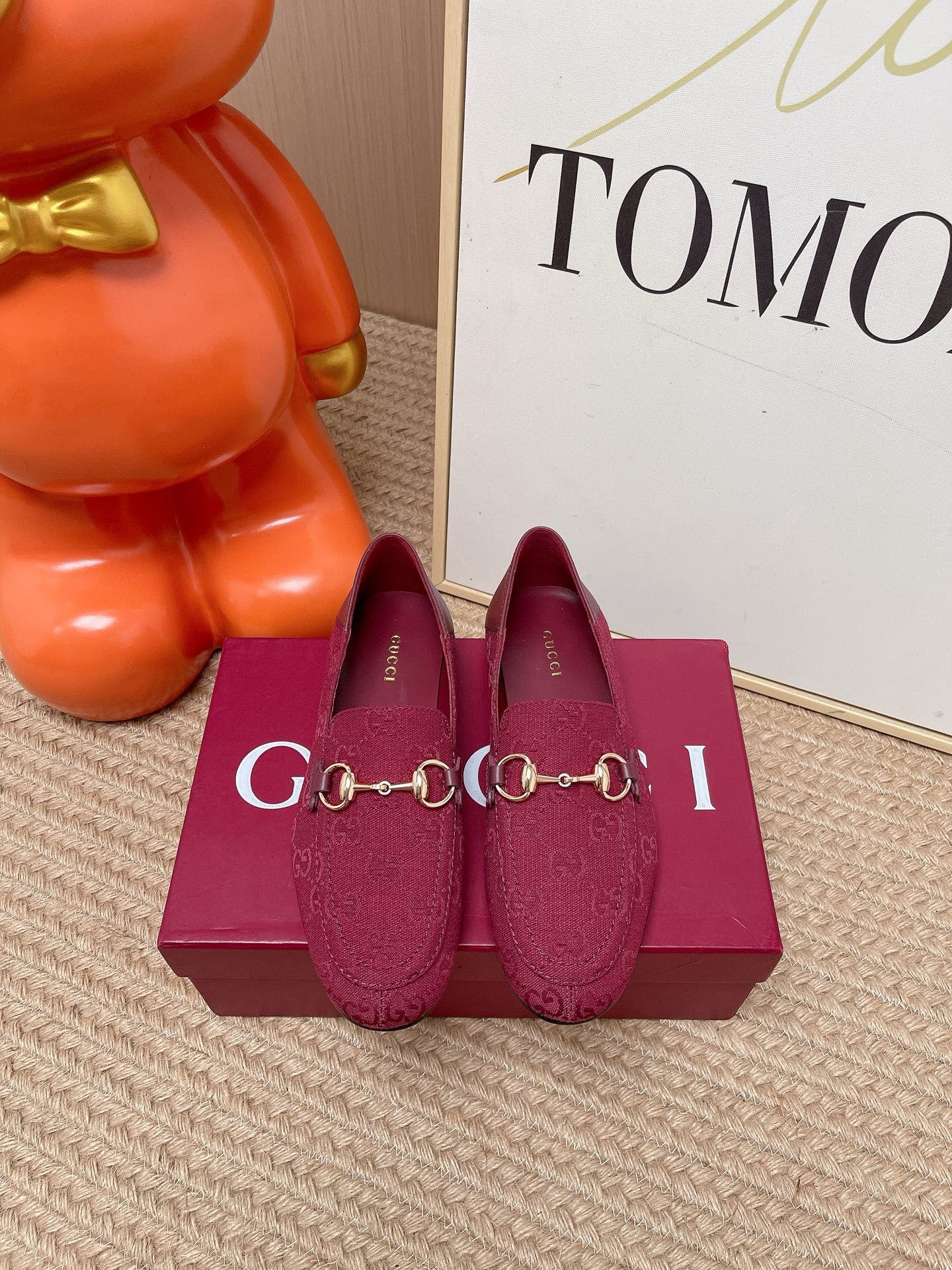 NO:890814,Top version 2026 early autumn Jordaan Soft series new Gucci horsebit round-toe loafers retro G G canvas/brushed suede deerskin/bright tanned soft oil leather latest loafers can be stepped on flat shoes top quality the highest version of Mule shoes Generation  The Gucci series deeply explores the elements of the brand's archives, integrating designs from different eras into an aesthetic narrative. This loafer has a structured yet smooth gallery shape, and the heel part can be folded away for wear. The shoes are made of soft smooth leather and nubuck leather, and are equipped with iconic horsebit hardware decoration. The fabric is original custom-imported tanned soft oil leather, nubuck leather, G-presby fabric. Lining/foot pad: sheepskin lining. Outsole is original Italian leather sole.  Size 35-39 (40 41 42 customized, non-returnable), loafers, gucci, loafers, sheepskin19860909顶级版本 2026早秋Jordaan Soft系列新款Gucci 马衔扣圆头乐福单鞋复古G G帆布/磨沙绒面鹿皮/光亮鞣软油皮最新乐福鞋可踩跟平底便鞋顶级品质 最高版慕勒鞋  Generation Gucci系列深入探索品牌典藏元素,将不同时代的设计融入一个美学叙事.这款乐福鞋呈现结构而不失流畅的廊形,可将鞋跟部分折叠收起佩戴穿着,鞋履以柔软的光面皮和磨砂皮匠心打造,并配有标志性的马衔扣五金装饰 面料原版定制进口鞣软油皮 磨沙皮 G老花布 内里／垫脚:羊皮里. 大底原版意大利真皮底 尺码35-39（40 41 42定做不退换）,乐福鞋,gucci,loafers,sheepskin,Women's Shoes