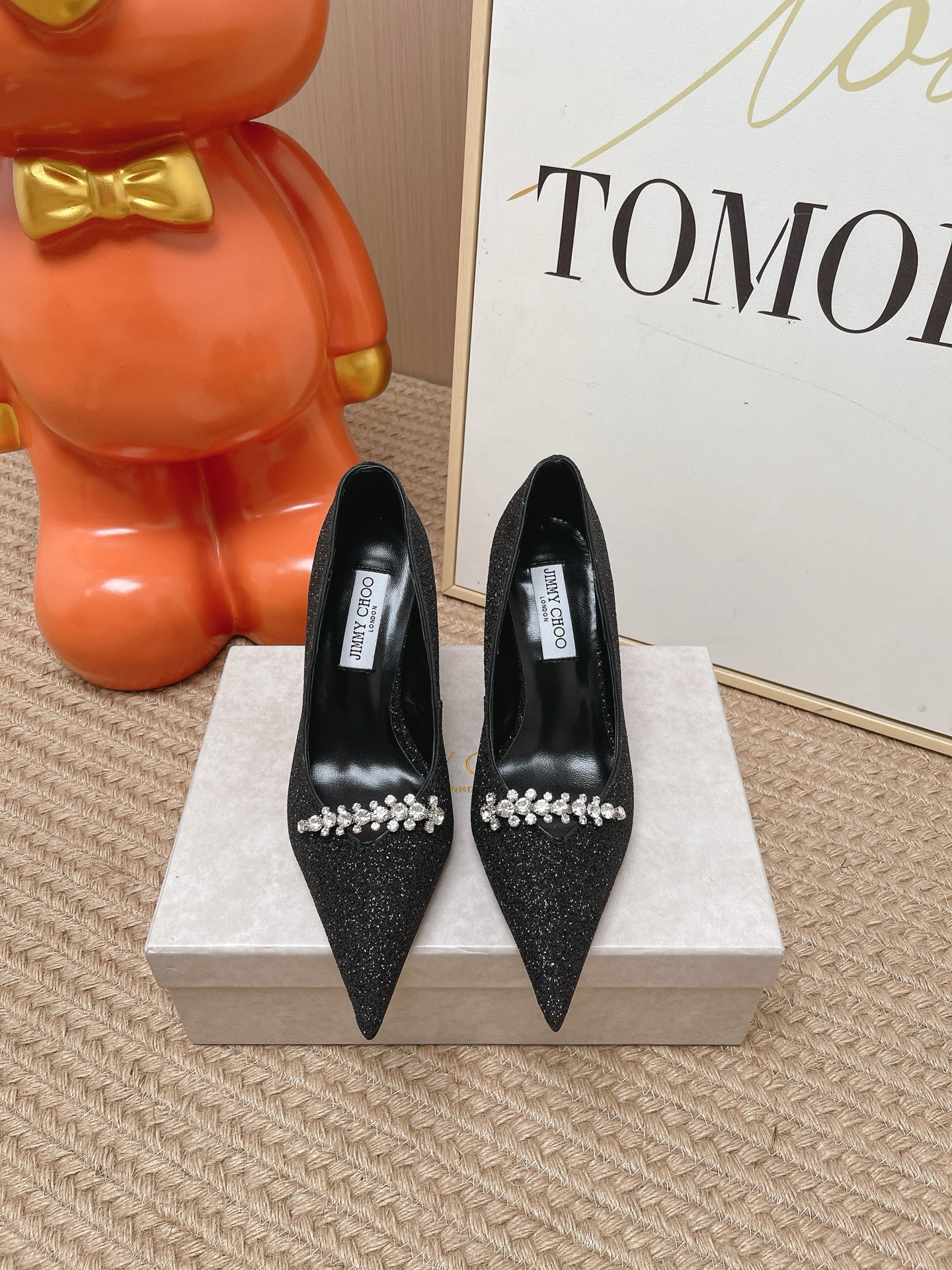NO:890842,The top version of Jimmy Choo/Jimmy Choo JC26WF new high-heeled shoes Jimmy Choo spring and summer fairy shoes. The pointed toe quietly lengthens the calf line. The flat bottom is not tiring when you walk all day long. The shoe body is as light as stepping on clouds. Paired with a gauze skirt, it is the white moonlight in the world. Paired with a suit, you can instantly become an intellectual lady. It can be easily managed on dates and commutes. The details are full of high-end texture. They are the pair of fairy shoes missing in the shoe cabinet. They have a gentle atmosphere when worn. This year's most exciting shoes  You will never go wrong if you close your eyes. The fabric is made of original custom-made materials. The inner toes are made of sheepskin. The heel height is 9cm. The genuine leather outsole imported from Italy is size 35-39 (customized 40/41/42). Single shoes, jimmy choo, jimmy choo, high heels, skirts, business suit, sheepskin, Leather soles19860909顶级版本 Jimmy Choo/吉米周JC26WF新品高跟鞋 吉米周春夏仙女本命鞋 尖头悄悄拉长小腿线条 平底暴走一整天都不累 鞋身轻盈得像踩云朵 配纱裙是人间白月光 搭西装秒变知性大小姐 约会通勤都能轻松驾驭 细节拉满高级质感 是鞋柜里缺的那双仙鞋 穿上自带温柔氛围感 今年最心动的单鞋 闭眼入绝对不会出错 面料采用原版定制材质 内里踮脚均为羊皮 跟高9cm 意大利进口真皮大底 size35-39（40/41/42定制）,单鞋,jimmy choo,jimmy choo,high heels,skirts,business suit,sheepskin,Leather soles,Women's Shoes