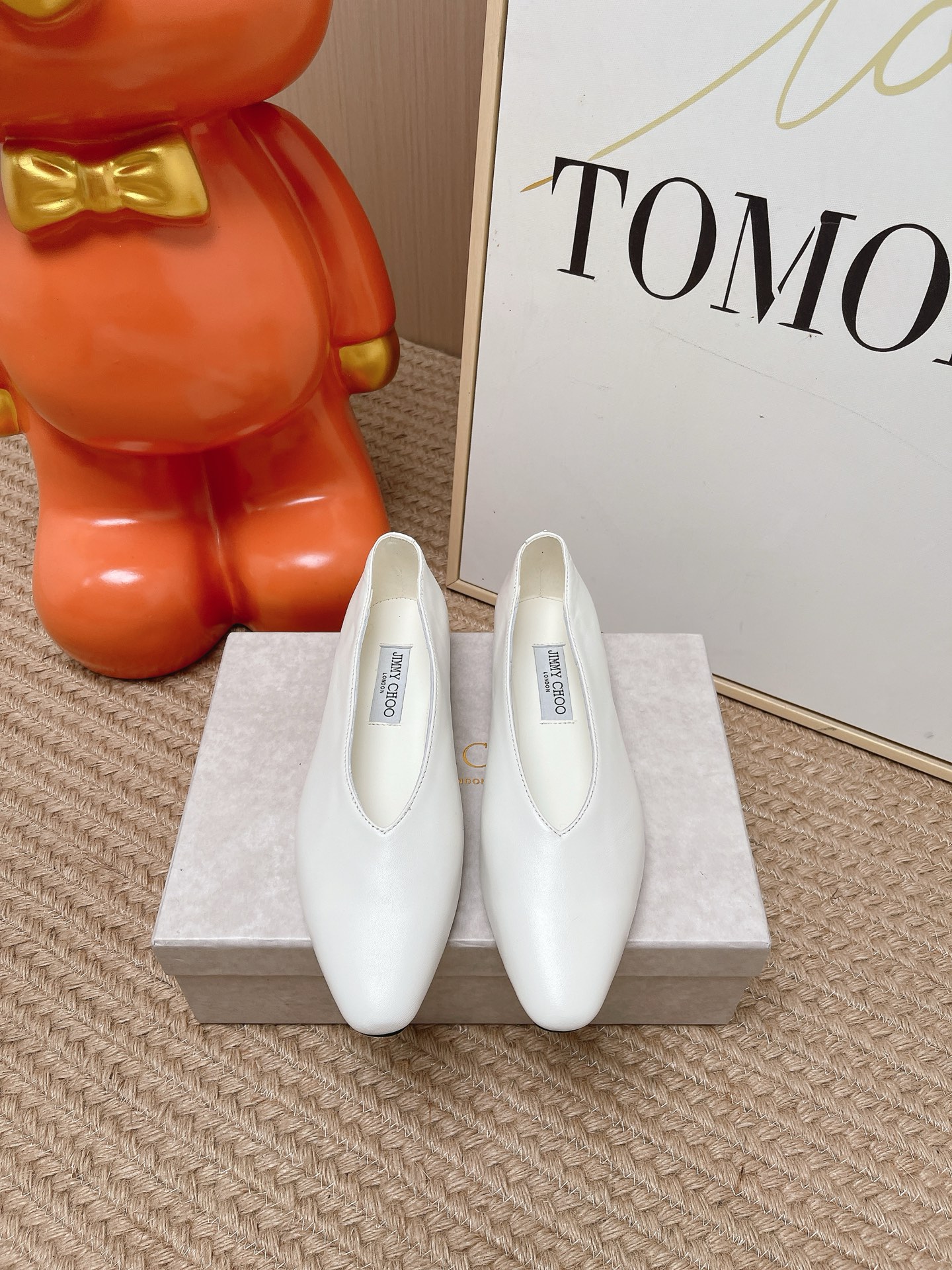 NO:890846,The top version of Jimmy Choo/Jimmy Choo JC26WF new shoes Jimmy Choo spring and summer fairy shoes. The pointed toe quietly lengthens the calf line. The flat bottom is not tired all day long. The shoe body is as light as stepping on clouds. Paired with a gauze skirt, it is the white moonlight in the world. Paired with a suit, you can instantly become an intellectual lady. It can be easily controlled on dates and commutes. The details are full of high-end texture. It is the pair of fairy shoes missing in the shoe cabinet. It has a gentle atmosphere when you wear it. You can never go wrong when you close your eyes.  The fabric is made of original customized cowhide, the lining is made of sheepskin, and the genuine leather outsole imported from Italy size 35-39 (customized 40/41/42), single shoes, jimmy choo, jimmy choo, skirts, business suit, cowhide, sheepskin, Leather soles19860909顶级版本 Jimmy Choo/吉米周JC26WF新品单鞋 吉米周春夏仙女本命鞋 尖头悄悄拉长小腿线条 平底暴走一整天都不累 鞋身轻盈得像踩云朵 配纱裙是人间白月光 搭西装秒变知性大小姐 约会通勤都能轻松驾驭 细节拉满高级质感 是鞋柜里缺的那双仙鞋 穿上自带温柔氛围感 闭眼入绝对不会出错 面料采用原版定制牛皮 内里踮脚均为羊皮 意大利进口真皮大底 size35-39（40/41/42定制）,单鞋,jimmy choo,jimmy choo,skirts,business suit,cowhide,sheepskin,Leather soles,Women's Shoes
