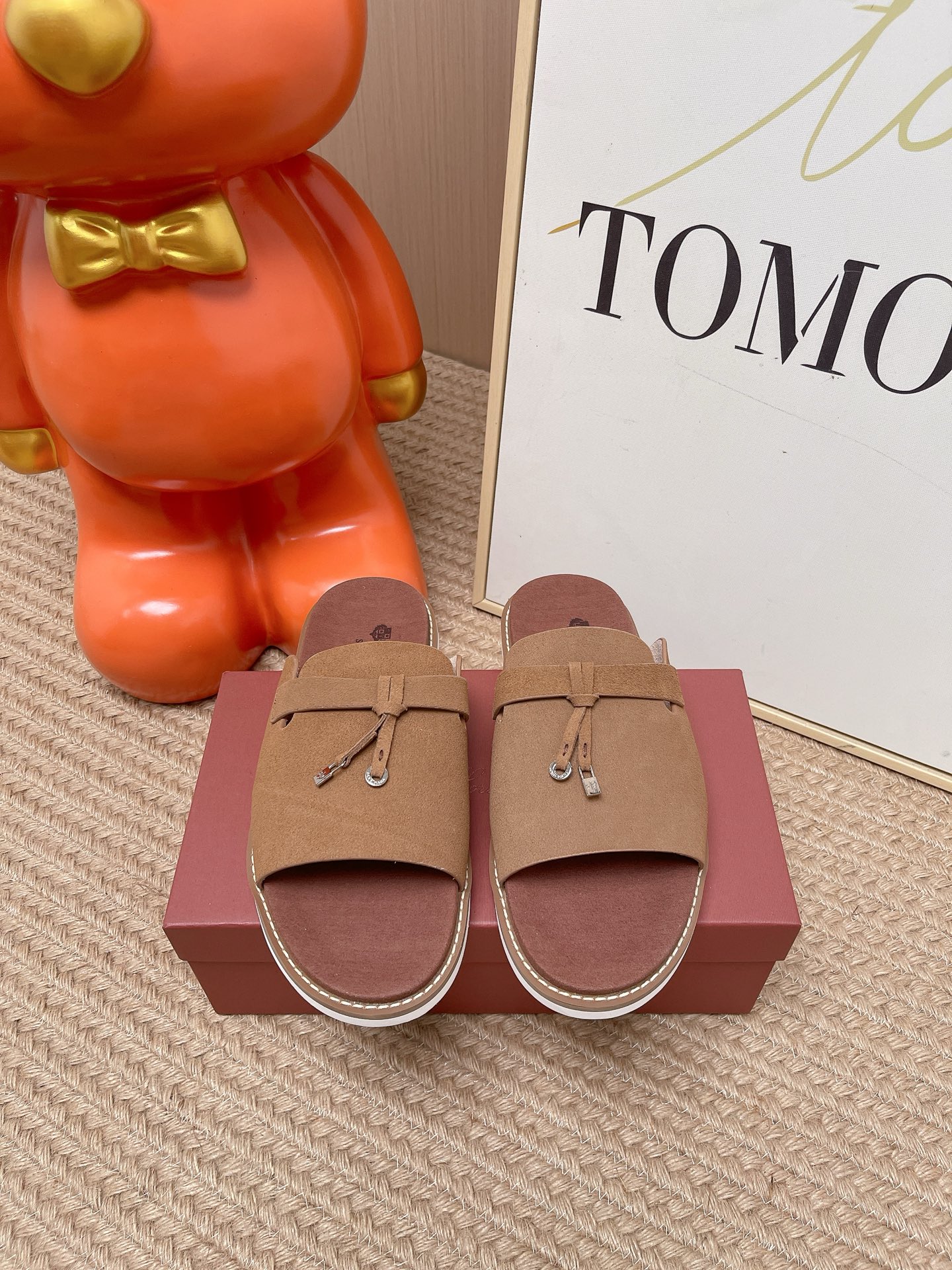 NO:890838,The top version of Loro Piana, LP's popular spring and summer slippers are synchronized with the new counters. The uppers are imported cowhide fabrics from Italy. High-quality splicing technology. The original soles are specially provided by the original factory. The exclusive movable molded soles are super comfortable. Original factory follow-up goods. High quality. You can enter and leave the counter at will. Welcome to compare. Code number 39-44 (45.46 custom-made). Slippers, loro piana, loro piana, slippers, cowhide19860909顶级版本 Loro Piana 诺悠翩雅 ,LP 炸街男神春夏拖鞋新品专柜同步,鞋面意大利进口牛皮面料,高品质拼接工艺,鞋底原厂特供原版底,独家活动成型底超级舒适,原厂跟单货,高品质,可随意进出专柜,欢迎对比,码数 39-44（45.46定做）,拖鞋,loro piana,loro piana,slippers,cowhide,Women's Shoes
