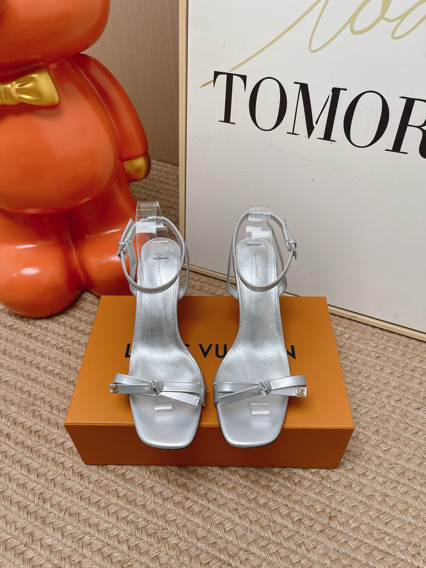 NO:890834,Top version Louis Vuitton 2026 official website spring and summer series!  Perfect last, new mid-heel sandals, official website updated simultaneously, LV hardware 'logo' is embellished, the upper is decorated with butterfly flower crafts, full of details, and the visual feast cannot conceal LV's elegant temperament. It is comfortable and easy to wear on the feet, full of femininity. The new original reverse mold last, the ultimate 1:1 shape, exquisite workmanship, and imported high-end fabrics show exquisite texture!  Fabric: silk cloth, high-quality soft sheepskin lining, imported goatskin for feet, Italian genuine leather outsole, 5.5 lacquered heels, size 35-41 (40.41 customized, non-returnable, non-exchangeable), high heels and sandals, louis vuitton, louis vuitton, sandals, high heels, sheepskin, real silk, Leather soles19860909顶级版本 Louis Vuitton 2026官网春夏系列！完美楦型、 新品中跟凉鞋、官网同步更新 Lv五金 “logo”饰以点缀,鞋面蝴蝶花工艺、细节感拉满、效果视觉盛宴难以掩饰lv的优雅气质刚刚好、上脚舒适好穿、女人味十足. 新原版倒模楦型,极致1:1形体,做工精致、进口高端面料呈现出精致质感！ 面料真丝布 内里优质柔软羊皮里、 垫脚进口山羊皮、 意大利真皮大底 5.5烤漆跟 码数35-41（40.41定制不退不换）,高跟鞋凉鞋,louis vuitton,louis vuitton,sandals,high heels,sheepskin,real silk,Leather soles,Women's Shoes