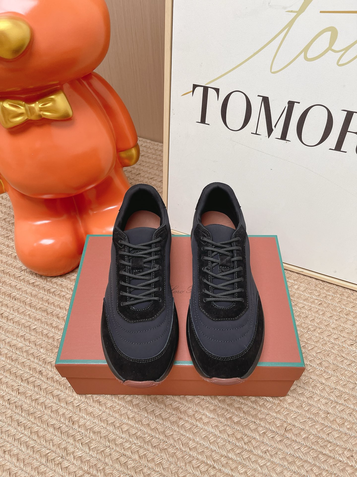 NO:890830,Top version LoroPiana/Noyo Piana WeekEndWalk men's casual sports shoes  This sneaker absorbs the design essence of the original style and reinterprets it into a modern performance-focused model. The upper is made of knitted fabric, with a classic running shoe style, and the leather trim on the heel adds a refined touch to the overall look. The tongue and heel are equipped with webbing tabs, and the fabric lining is used for the foot. It is paired with an ultra-light Kummel-colored rubber sole with ridges on the edge of the sole to ensure traction and stability during walking, achieving balanced force, light and comfortable walking, and full breathability!  Comes with complete packaging in original box and dust bag materials, etc.!  Size 39-44 (45/46 can be customized and returns are not supported), casual shoes/sports shoes, loro piana, sneakers19860909顶级版本 LoroPiana/诺悠翩雅WeekEndWalk男士休闲运动鞋 这款运动鞋汲取原始款式的设计精髓,焕新演绎为一款注重性能的现代之作.鞋面选用针织织物面料打造,经典跑鞋风格,后跟皮革饰边为整体造型增添精致气息.鞋舌及后跟配有织带拉袢,织物内里垫脚,搭配超轻Kummel色橡胶鞋底,鞋底边缘设有凸纹,确保步行中的抓地力和稳定性,实现均衡受力,步履轻盈舒适,透气性能拉满！配原盒全套包装及防尘袋物料等！ 码数39-44（45/46可定做不支持退换）,休闲鞋/运动鞋,loro piana,sneakers,Women's Shoes