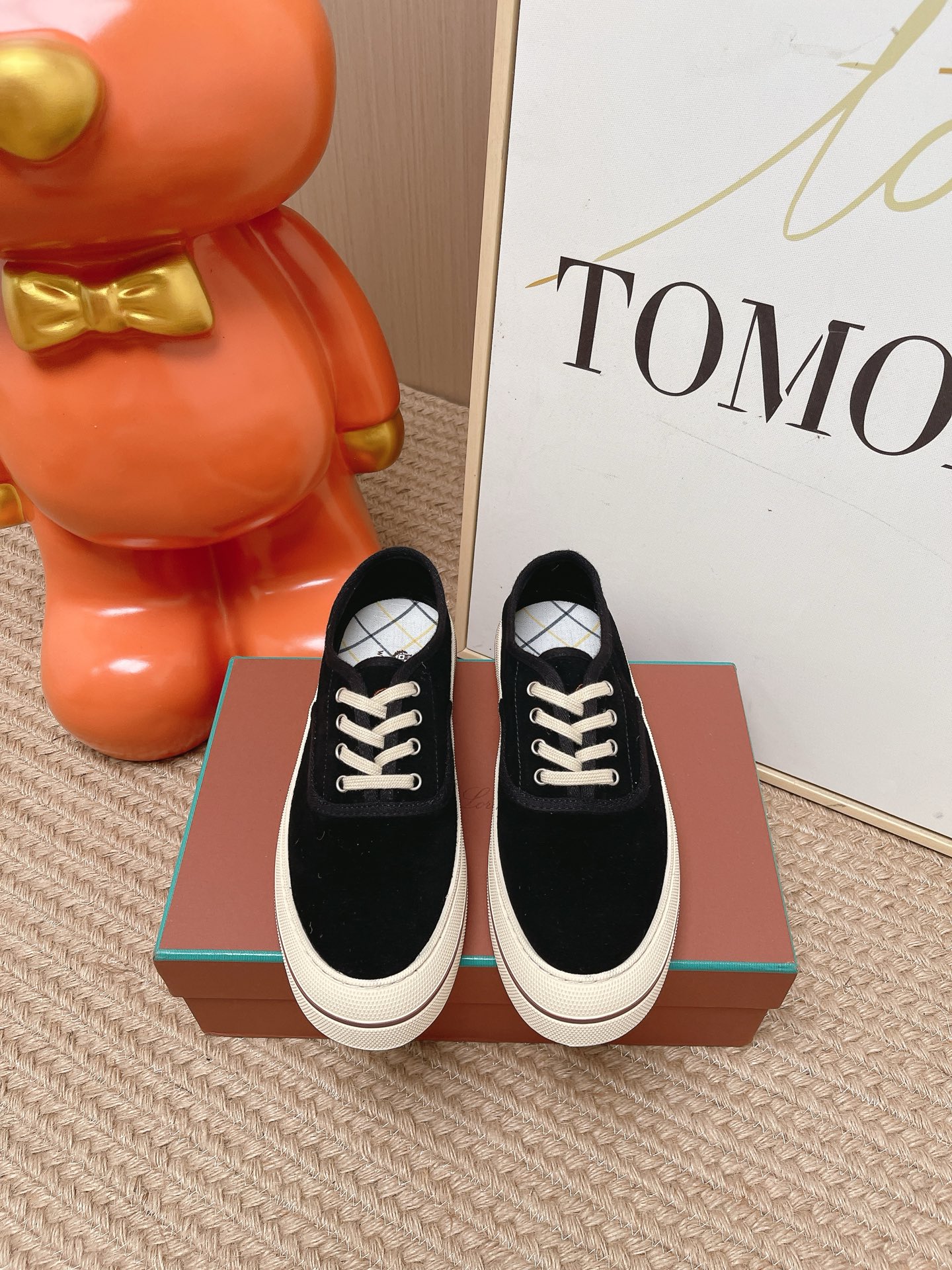 NO:890821,Top version Loro Piana Tennis walk series LP casual shoes sneakers lp original purchase and development production spring and summer new canvas shoes This casual shoe adopts an ultra-low-cut design and imported canvas fabric upper, suitable for year-round wear. The edged sole creates a relaxed and charming color combination, harmoniously blending functionality and low-key personality style, creating an ideal shoe choice for urban wear, embossed LP logo cotton shoelace upper Fabric: imported cowhide/canvas  Original rubber sole, original full package, size male 38-47 (customized male 38.45.46.47), casual shoes/sports shoes, loro piana, loro piana, sneakers, cowhide19860909顶级版本 Loro Piana·诺悠翩雅Tennis walk系列 LP休闲鞋 板鞋 lp原版购入开发 做货 春夏新款 帆布鞋 这款休闲鞋采用超低帮设计,进口帆布织物鞋面,适合全年穿着.包边鞋底营造轻松迷人的色彩组合,将功能性与低调个性风格和谐融合,打造都市着装的理想鞋履选择,压印LP徽标棉质鞋带鞋面 面料: 进口牛皮/帆布 鞋底原版橡胶底 包装原版全套包装 码数男38-47（男38.45.46.47定做）,休闲鞋/运动鞋,loro piana,loro piana,sneakers,cowhide,Women's Shoes