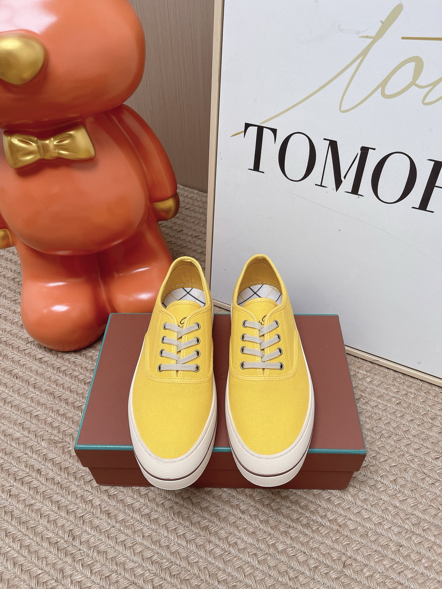 NO:890827,Top version Loro Piana Tennis walk series LP casual shoes sneakers lp original purchase and development production spring and summer new canvas shoes This casual shoe adopts an ultra-low-cut design and imported canvas fabric upper, suitable for year-round wear. The edged sole creates a relaxed and charming color combination, harmoniously blending functionality and low-key personality style, creating an ideal shoe choice for urban wear, embossed LP logo cotton shoelace upper Fabric: imported cowhide/canvas  Original rubber sole, original full package, size female 35-42/male 38-47 (female 40.41.42 male 38.45.46.47 customized), casual shoes/sports shoes, loro piana, loro piana, sneakers, cowhide19860909顶级版本 Loro Piana·诺悠翩雅Tennis walk系列 LP休闲鞋 板鞋 lp原版购入开发 做货 春夏新款 帆布鞋 这款休闲鞋采用超低帮设计,进口帆布织物鞋面,适合全年穿着.包边鞋底营造轻松迷人的色彩组合,将功能性与低调个性风格和谐融合,打造都市着装的理想鞋履选择,压印LP徽标棉质鞋带鞋面 面料: 进口牛皮/帆布 鞋底原版橡胶底 包装原版全套包装 码数女35-42/男38-47（女40.41.42男38.45.46.47定做）,休闲鞋/运动鞋,loro piana,loro piana,sneakers,cowhide,Women's Shoes