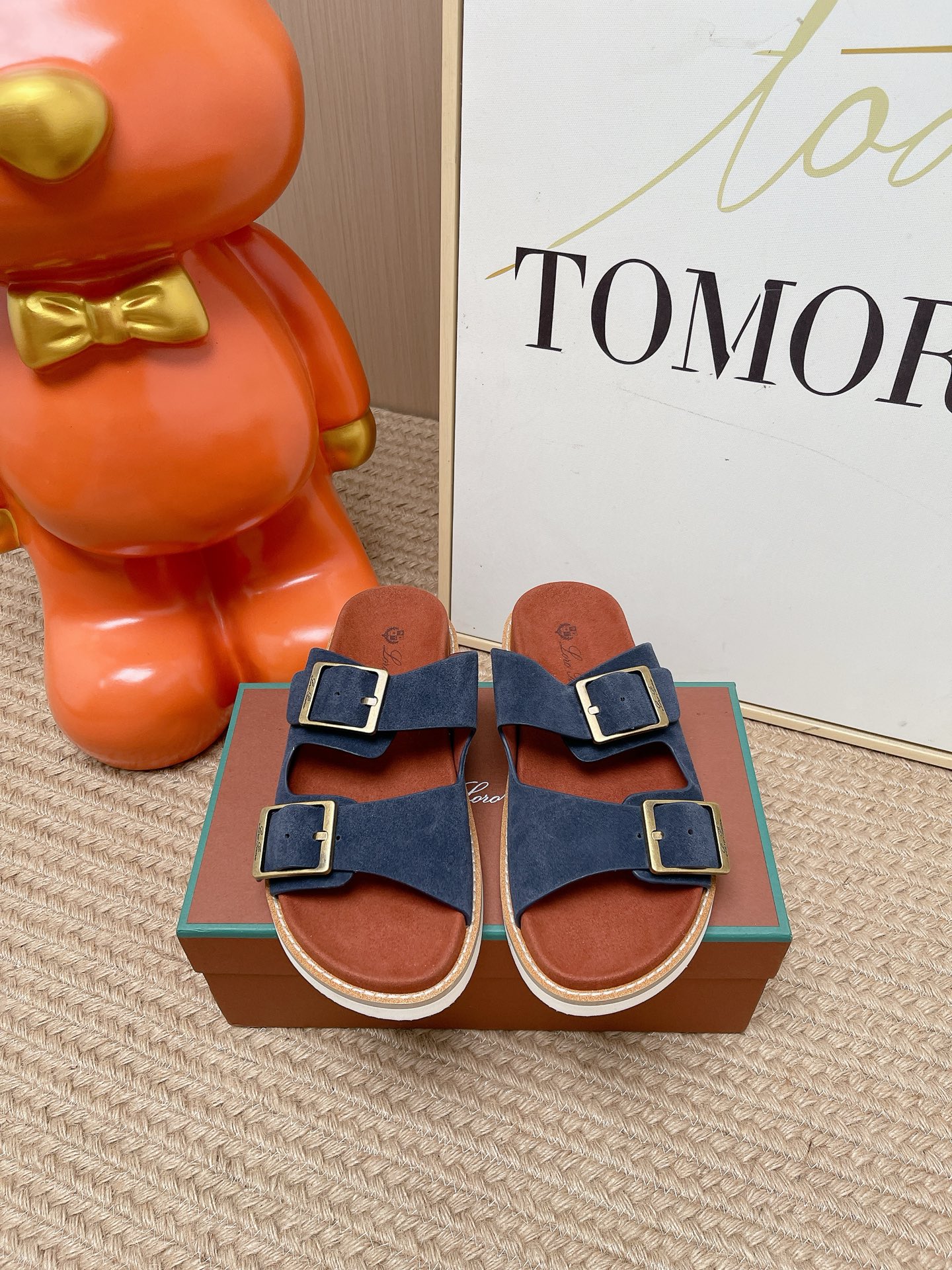 NO:900478,The top version of LORO PIANA is the new men's cowhide leather sandals. This summer urban casual slipper is retro, simple and fashionable. It is made of top-grade cowhide fabric, soft and skin-friendly, and equipped with brand logo decorative buckles, allowing you to easily adjust the comfortable wearing feeling. Fabric: suede, lining, original open-molded fabric, outsole, ultra-light rubber foam, Size39-46 (customized for 45 and 46), slippers, loro  piana,sandals,slippers,cowhide,chamois leather19860909顶级版本 LORO PIANA 诺悠翩雅新款男士牛皮皮革凉鞋,这款夏季都市休闲拖鞋,复古简约又不失时尚感,采用顶级牛皮面料,柔软亲肤,搭配品牌徽标装饰搭扣,让您轻松调节出舒适穿着感. 面料麂皮 内里原版开模面料 大底超轻橡胶发泡 Size39-46（45 46定做）,拖鞋,loro piana,sandals,slippers,cowhide,chamois leather,Women's Shoes