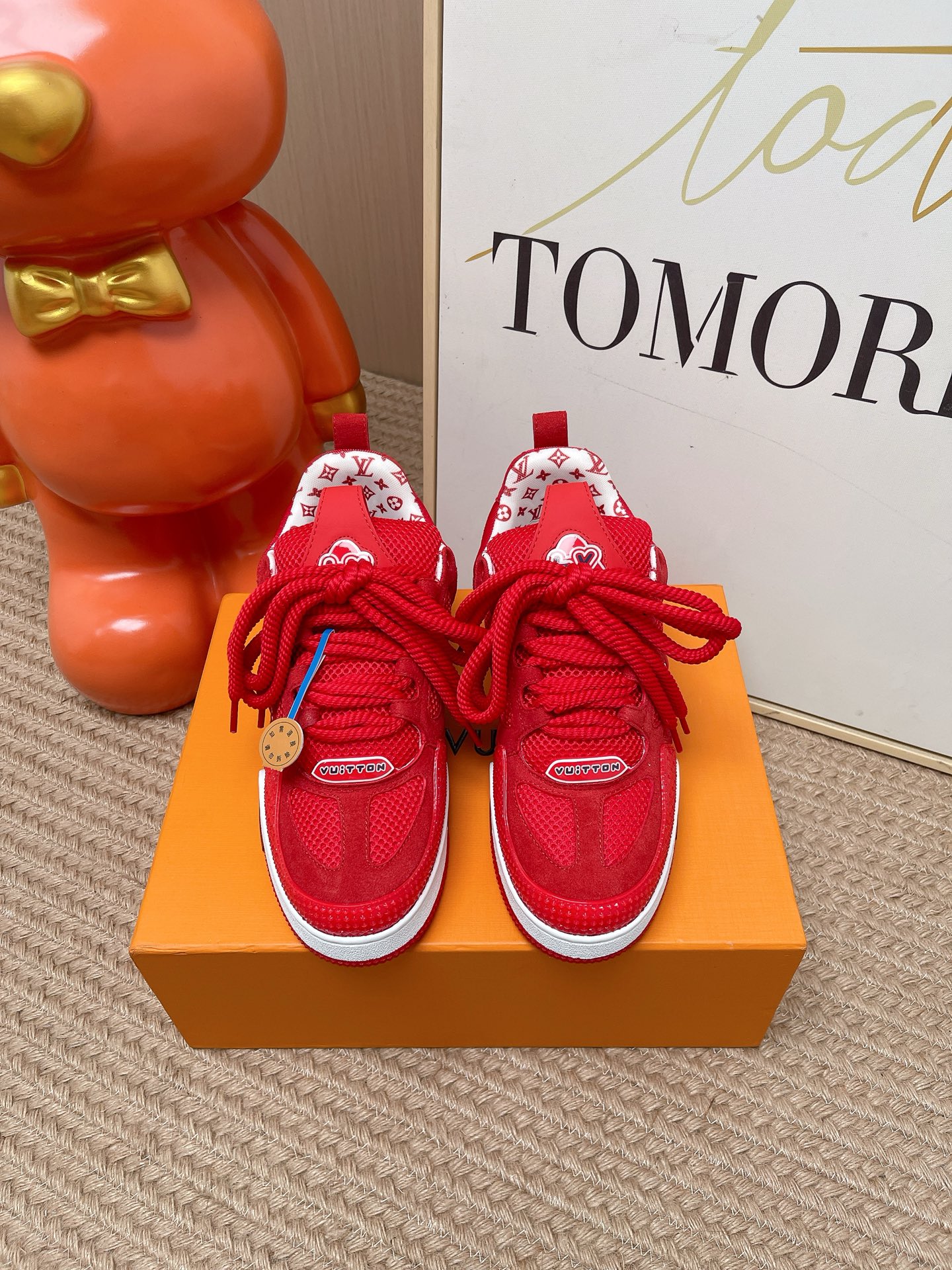 NO:900468,Top version LV trainer for couples~~New upgraded version~~Classic return Couple model, skateboard shoes, basketball shoes, sports shoes... LV new sports series; retro style sense; embraces many classic elements of the family; super handsome~~ Full leather fabric, with LV badge cloth cover, breathable gauze lining, original outsole, original shoe last, more details compared to the real product, perfect and high  size 35-45 (female 41, male 45 customized), casual shoes/sports shoes, louis vuitton, sneakers19860909顶级版本 情侣款 LV trainer~~全新升级版~~经典回归 情侣款,滑板鞋,篮球鞋,运动鞋…… LV全新运动系列；复古风视感；拥入家族多方面经典原素；超级帅气~~ 全皮革面料,搭配Lv徽章布面,透气纱网内里,原版大底,原版鞋楦,更多细节对比大货实物完美高 size35—45（女41.男45定做）,休闲鞋/运动鞋,louis vuitton,sneakers,Women's Shoes