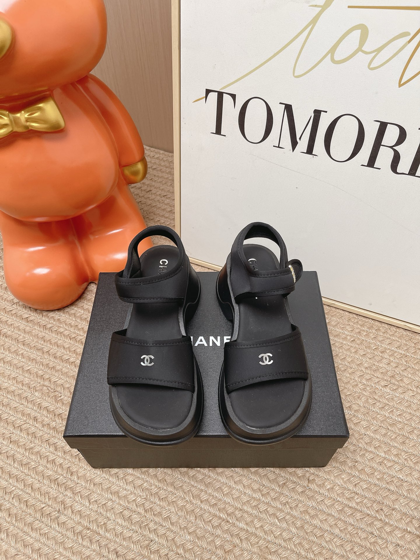 NO:905425,The top version of CHANEL Chanel thick-soled sandals and slippers is new. The popular double-C beach shoes in the counter, the original development and 1:1 replica!  The ultra-comfortable foot-feeling insole is made of 10mm thick sponge, which is soft and elastic and does not tire your feet. It is easy to walk all day long. It is equipped with a non-slip rubber outsole, which is wear-resistant and stable, and has a sense of shock absorption when walking!  The upper is made of silk, with delicate texture and exquisite double C hardware details. Versatile and casual, suitable for daily commuting and vacation travel. Size 35-41 (40/41 custom-made, non-returnable), sandals, chanel, chanel, sandals, slippers, real silk19860909顶级版本 CHANEL香奈儿厚底凉鞋拖鞋上新 专柜爆款双C沙滩鞋,原版开发1:1复刻！ 超舒适脚感鞋垫足足10mm加厚海绵,软弹不累脚,暴走一整天都轻松；搭配防滑橡胶大底,耐磨又稳当,走路自带减震感！ 鞋面真丝打造,质感细腻,双C五金细节精致.百搭休闲,日常通勤、度假出游都合适 码数35-41（40/41定做不退换）,凉鞋,chanel,chanel,sandals,slippers,real silk,Women's Shoes
