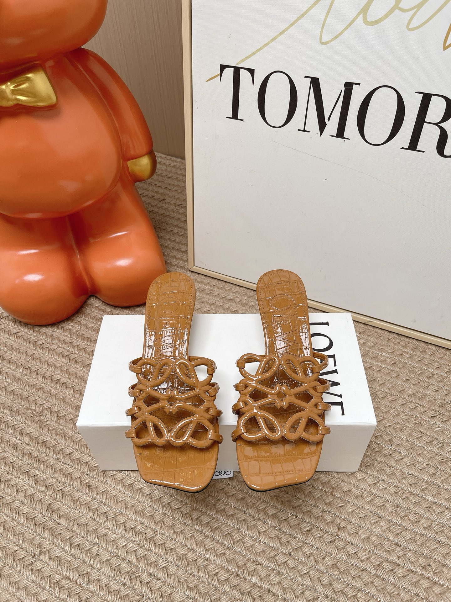 NO:905419,The top version of LOEWE 26ss spring and summer new slippers. The simple design feels cleaner and more elegant. It will make you miss it. The color is also very attractive. It is full of temperament instantly when you put it on your feet. It is simply handsome and stylish. The upper is made of original customized materials. The inner cowhide foot pad is imported from Italy. Injection molded leather outsole. Size 35-39 (40 41 custom-made). Slippers, loewe, loewe, slippers, cowhide, Leather  soles19860909顶级版本 LOEWE 罗意威 26ss春夏新品拖鞋 简约设计感觉更干净优雅 让你念念不忘 颜色也很耐看 上脚瞬间气质十足气场 简直帅气有型 鞋面采用原版定制材料 内里牛皮垫脚 意大利进口注塑真皮大底 码数35-39（40 41定做）,拖鞋,loewe,loewe,slippers,cowhide,Leather soles,Women's Shoes