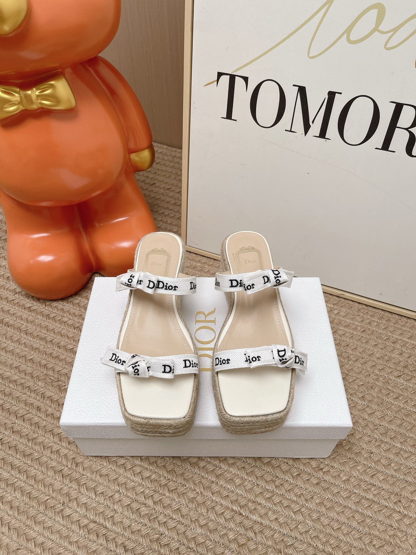 NO:905414,The top version of Dior's new 2026 early spring sandals, the wedge sandals you want at first glance are simple and elegant, 'low-key luxury!  Equipped with the eye-catching Chanristian Dior logo buckle, it is very high-end. It is comfortable to wear, looks good and can be worn in spring, summer, autumn and winter. The fabric is original embroidery. The lining is cowhide. Size 35-41 (40.41. Non-refundable and non-exchangeable), slippers, chanel, dior, dior, sandals, slippers, cowhide19860909顶级版本 迪奥2026早春新款凉鞋一眼就想要的坡跟凉鞋简单大方‘低调奢华！ 配上醒目的Chanristian Dior标志扣非常高级 穿着舒适好看而且好搭配春夏秋冬都以穿 面料原版刺绣 内里牛皮 尺码35-41(40.41.不退不换),拖鞋,chanel,dior,dior,sandals,slippers,cowhide,Women's Shoes