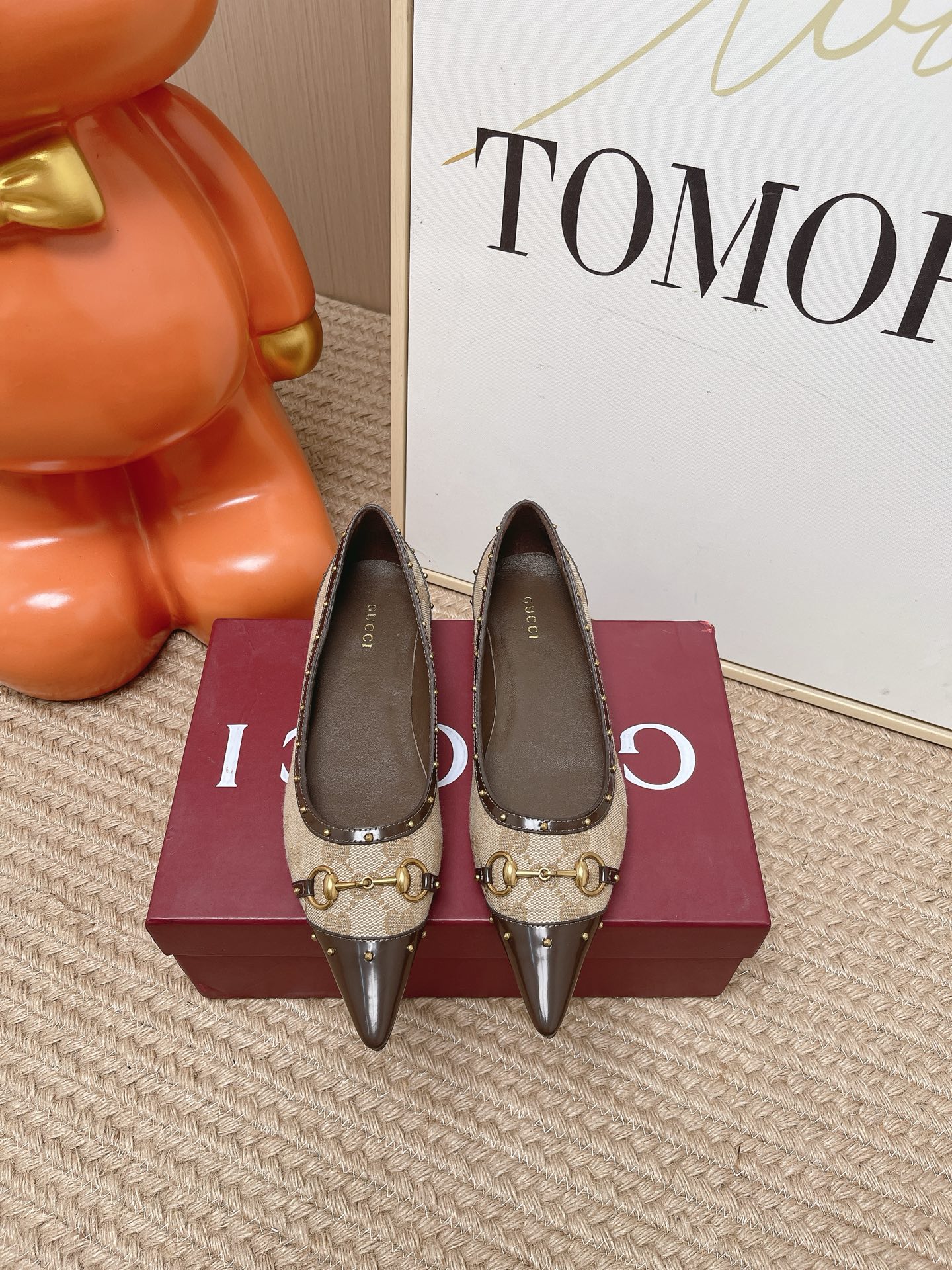 NO:905402,The top version of Gucci women's ballet shoes with rivets. Generation Gucci deeply explores the brand's archive elements, integrating the designs of different generations into a unified aesthetic narrative. This shoe injects a trendy style into the classic ballet shoes. Made of the brand's classic GG canvas, supplemented by slightly distressed leather binding, exquisite metal studs, and the recognizable horsebit accessories. Studs are matched with fabric leather upper, sheepskin lining, Italian leather outsole  Size 35-41 (40.41 customized, non-refundable), single shoes, gucci, gucci, sheepskin, Leather soles19860909顶级版本 Gucci饰铆钉女士芭蕾舞鞋 Generation Gucci古驰世代系列深入探索品牌的典藏元素,将不同世代的设计融合为统一的美学叙事.这款鞋履为经典芭蕾鞋注入潮流格调.甄选品牌经典GG帆布打造,辅以微做旧皮革包边、精致金属饰钉,搭配辨识度十足的马衔扣配件 铆钉搭配布料皮鞋面 羊皮内里 意大利真皮大底 码数35-41（40.41定做不退换）,单鞋,gucci,gucci,sheepskin,Leather soles,Women's Shoes