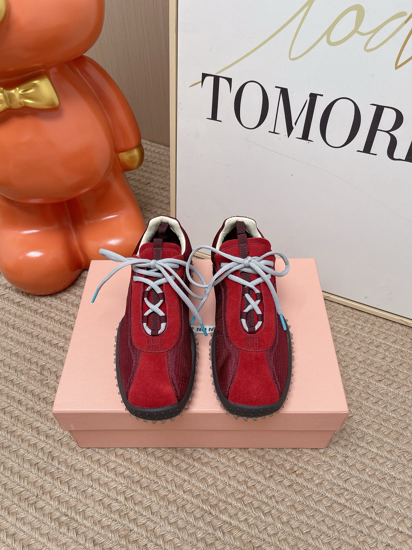 NO:905396,The top version of 26 Miu Miu autumn and winter runway style retro beaded moral training shoes and casual shoes. These are Miu Miu's retro distressed hedgehog-soled Forrest jogging shoes that have become popular in recent years. They are the core casual shoes for girls in the old money style. They combine the silhouette of retro cross-country running shoes in the 1990s + the brand's iconic sweet and cool tone. They are an indispensable item for today's rich and relaxed style. The sides of the shoes are hand-embellished with diamonds, sequins and beads on a large area.  With the light, there is a fine sparkle, making the sports casual shoes look like a delicate dress; the whole shoe is made of corduroy + suede + breathable mesh triple splicing. The main body is matte corduroy, with a retro texture and is not easy to wrinkle. The original open-molded rubber serrated outsole is non-slip and wear-resistant, with a size of 35-40, casual shoes/sports shoes, miumiu, sneakers, chamois leather19860909顶级版本 26款Miu Miu 缪缪秋冬走秀款复古珠饰德训鞋 休闲鞋 这是Miu Miu近年大火的复古做旧刺猬底阿甘慢跑鞋 属于少女老钱风核心休闲鞋款 融合了90年代复古越野跑鞋轮廓+品牌标志性甜酷调性 是当下千金风 松弛感穿搭的刚需单品 鞋侧大面积手工镶嵌碎钻、亮片与串珠 随光线呈现细碎闪亮度,把运动休闲鞋做出精致礼服感；整鞋采用灯芯绒+反绒麂皮+透气网布三重拼接 哑光灯芯绒做主体 自带复古肌理 不易起皱 原版开模橡胶锯齿外底防滑耐磨码数35-40,休闲鞋/运动鞋,miumiu,sneakers,chamois leather,Women's Shoes