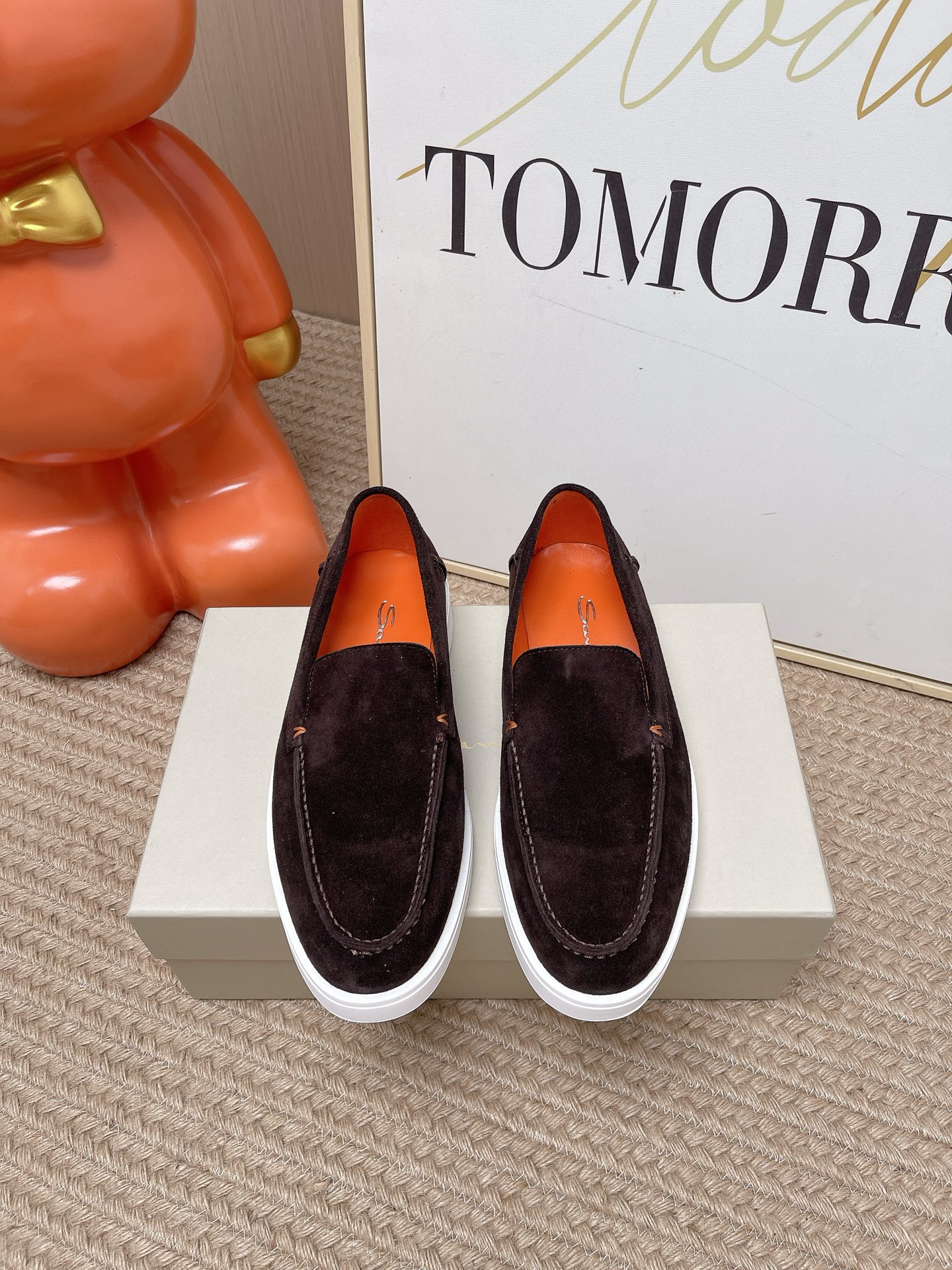 NO:905390,The top version of Santoni's classic loafers for all seasons, casual and business shoes!  Imported calf suede with S-family exclusive orange sheep lining, 100% hand-sewn mark thread to ensure the authenticity. Like me, some people also like this unique style of loafers. The original one-to-one open mold non-slip and wear-resistant rubber outsole, size 39-44 (45 custom-made), loafers, loafers19860909顶级版本 Santoni四季经典乐福鞋休闲商务款单鞋！ 进口小牛绒面搭配S家专用橘色羊里百分百纯手工缝制马克线确保原汁原味有人跟我一样也喜欢这种独特风格的乐福鞋 原版一比一开模防滑耐磨橡胶大底 码数39-44（45定做）,乐福鞋,loafers,Women's Shoes
