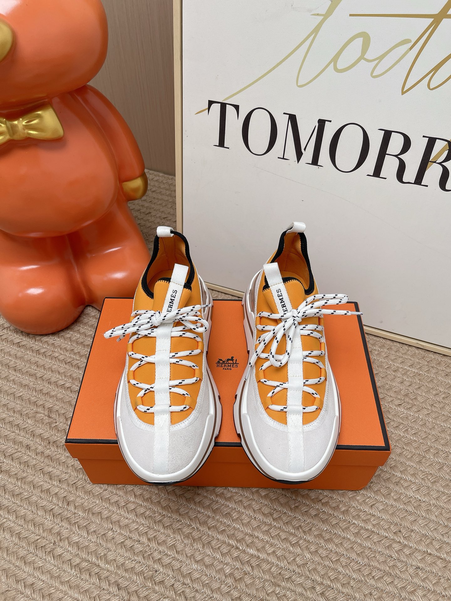 NO:905382,The top version of Hermes 26ss men's casual sports shoes are made of imported cowhide, imported suede hollow, sports and fashionable upper with a full circle of first-layer calfskin without disconnection, luxurious and luxurious. Customized HERMES double lifting ring design. The outsole adopts a foam shock-absorbing midsole + TPU bottom sheet double-layer combination. Casual sports, fashionable and versatile, super comfortable on the feet.  Size 39-44 (45.46 customized), casual shoes/sports shoes, hermes, hermes, sneakers, cowhide, chamois leather19860909顶级版本 Hermes 爱马仕 26ss男款休闲运动鞋 采用进口牛皮 进口麂皮镂空 运动时尚鞋面整圈头层小牛皮无断接大气奢华 定制HERMES 双提环设计 大底采用发泡减震中底+TPU底片双层组合 休闲运动 时尚百搭 上脚超级舒适 码数39-44（45.46订做）,休闲鞋/运动鞋,hermes,hermes,sneakers,cowhide,chamois leather,Women's Shoes
