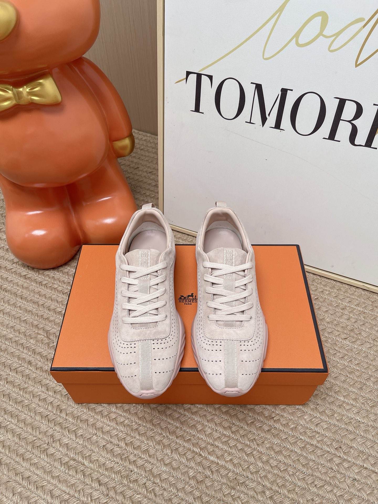 NO:905373,Top quality women's and men's Hermes 26ss new summer casual sports shoes have a Nordic low-key and relaxed atmosphere, smooth and streamlined shoe body, fine punching design throughout, soft and low-saturated colors, and faded complicated decorations, showing a high-end and simple texture. Pair with straight jeans and wide-leg casual pants for a casual and lazy style, and sports pants to create a daily casual style, which can be easily controlled for commuting, shopping and walking, and short trips. Upper sheepskin/sheepskin lining sheepskin  Outsole TPU outsole size 35-40 (customized size 40 is not returnable), casual shoes/sports shoes, hermes, hermes, sneakers, jeans, sheepskin, sheep19860909顶级品质女 男 Hermes爱马仕26ss夏季新款休闲运动鞋 自带北欧低调松弛氛围感,流畅流线型鞋身,通体细密冲孔设计,柔和低饱和色系,褪去繁杂装饰,尽显高级简约质感. 搭配直筒牛仔裤、阔腿休闲裤随性慵懒,搭配运动卫裤打造日常休闲风格,通勤出行、逛街散步、短途旅行都可以轻松驾驭. 鞋面羊京/羊皮 内里羊皮 大底TPU大底 size35-40码（40码定制不退换）,休闲鞋/运动鞋,hermes,hermes,sneakers,jeans,sheepskin,sheep,Women's Shoes