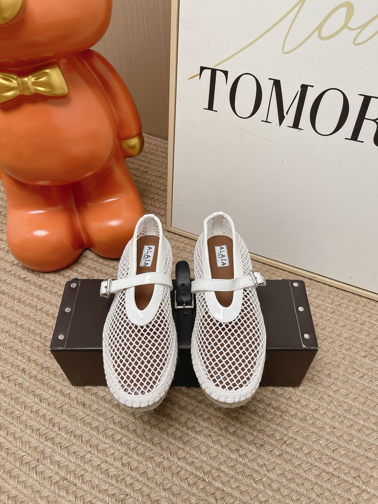NO:924336,Top version 2026 spring and summer new ALAIA French ballet shoes, beautiful hollow fishnet shoes, one-line buckle fisherman shoes, Mary Jane shoes, mesh straw woven hemp rope sole shoes. These Babies mesh shoes are both light and high, allowing you to walk elegantly. The classic combination of breathable mesh and patent cow leather, with adjustable buckles and built-in leather soles, fits the shape of your feet, making it a smart choice for commuting and dating.  There is a looming hazy feeling ~ The most beautiful fishnet shoes are on Alaia. They are extremely soft and easy to wear ~ the shoe shape is good for wrapping ~ fashionable and elegant ~ invincible and versatile ~ you can choose skirts and trousers ~ relaxed, elegant, and tight. Feminine ballet elements are more than one style. A combination of hardness and softness, elegance and power, is the best way to open ballet shoes. Original custom-made mesh upper, sheepskin lining  The sole is hand-woven straw and hemp rope combined with rubber outsole, size 35-39 (40.41.42 custom-made, non-refundable), single shoes, alaia, mary jane, espadrilles, espadrilles, skirts, cowhide, sheepskin19860909顶级版本 2026春夏新款 ALAIA阿莱亚 法式芭蕾舞鞋 绝美镂空渔网鞋一字扣带渔夫鞋玛丽珍鞋网面草编麻绳底单鞋 该款 Babies网眼鞋履,兼具轻盈与高度让人优雅漫步.透气网眼与漆皮牛皮革的经典组合,搭配可调节搭扣,内置皮革鞋底,贴合脚型,是通勤约会的灵动之选. 若隐若现的朦胧感～最美渔网鞋就在 Alaia 上脚巨软巨好穿～鞋型包裹性好～时尚优雅～无敌百搭～裙装裤装任你挑～松弛感、优雅感、拿捏的死死的 女性气质十足的芭蕾元素可不只一种风格,刚柔并济,既优雅又有力量,才是芭蕾舞鞋最好的打开方式. 鞋面原版定制网面 内里垫脚羊皮 鞋底手工编织草编麻绳组合橡胶大底 码数35-39（40.41.42定做不退换）,单鞋,alaia,mary jane,espadrilles,espadrilles,skirts,cowhide,sheepskin,Women's Shoes