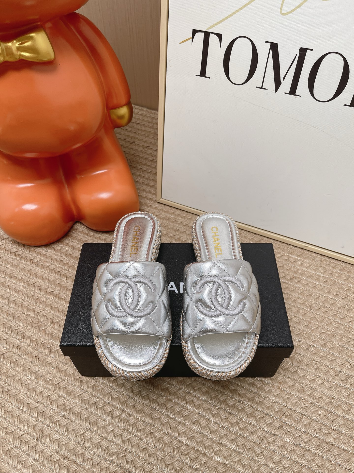NO:924328,Top version Chanel - Chanel's new 2026 summer double C woven thick-soled sandals. The collision of the classic double C logo and the woven espadrille sole is Chanel's signature elegant ingenuity. The upper is made of fine sheep leather, which is soft and skin-friendly; the footbed is embossed with the brand logo, and the details are exquisite. The hand-woven hemp rope binding not only enhances the anti-slip properties, but also injects a natural holiday atmosphere. The flat-bottom design is both comfortable and practical, making it a versatile style that can be easily used in daily life and travel.  The upper foot has a holiday atmosphere. The soft flat sole upper foot is not burdensome, showing the nobility and gentleness of summer. Size35-41, slippers, chanel, chanel, slippers, sheepskin19860909顶级版本 Chanel-香奈儿2026夏季新款双C编织厚底凉拖鞋 经典双C标识与编织麻底的碰撞,是香奈儿标志性的优雅巧思,鞋面采用细腻羊皮革打造,触感柔软亲肤；鞋床压印品牌标识,细节处尽显精致.手工编织的麻绳包边既强化了防滑性,又注入了自然的度假气息,平底设计兼顾舒适与实用,是能轻松驾驭日常与出行的百搭款. 上脚自带度假氛围软乎乎的平底上脚毫无负担,尽显夏日的贵气与温柔 Size35-41,拖鞋,chanel,chanel,slippers,sheepskin,Women's Shoes