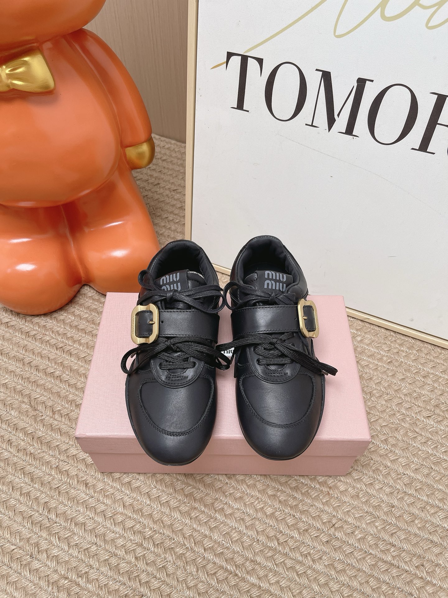 NO:924385,The top version of MiuMiu. Miu Miu's 2026 spring and summer new retro gold buckle moral shoes. The base of classic moral shoes is superimposed with Miu Miu's iconic girly light luxury details. The dual design of metal square gold buckle + double shoelaces is the soul of the shoe. A pair of simple primary color shoelaces + a pair of retro contrasting thin shoelaces. The two tying methods can be switched at will. The brand letter logo is embossed on the tongue, and the neat shoe shape replicates the retro sports trend of the 90s. It combines the brand's unique elegant sweet girl tone, balancing leisure and sophistication.  The upper is made of full-grain distressed genuine leather. The leather has a delicate natural texture, which is flexible and durable. The lining is skin-friendly sheepskin, which is soft and non-abrasive. The raw rubber anti-slip rubber flat sole has exquisite texture and the sole is moderately soft and hard. There is no weight-bearing feeling when walking for a long time, taking into account the retro texture and daily practical comfort. The colors are classic pure white, retro caramel brown, and advanced matte black.  Size35-40 (41 customized), casual shoes/sports shoes, miumiu, sneakers, sheepskin19860909顶级版本 MiuMiu.缪缪2026春夏新款复古金扣德训鞋 经典德训鞋基底叠加缪缪标志性少女轻奢细节,金属方金扣+双鞋带双重设计是鞋款灵魂,一副简约原色鞋带+一副复古撞色细鞋带,两种系法随心切换；鞋舌压印品牌字母标识,利落鞋型复刻90年代复古运动风潮,融合品牌独有的优雅甜妹调性,休闲与精致兼顾 全粒面做旧真皮打造鞋面,皮质自带细腻自然纹理,柔韧耐穿；内里亲肤羊皮,软糯不磨脚；生胶防滑橡胶平底,纹路考究,鞋底软硬适中,长时间走路无负重感,兼顾复古质感与日常实穿舒适度 颜色经典纯白、复古焦糖棕、高级哑光黑 Size35-40（41定做）,休闲鞋/运动鞋,miumiu,sneakers,sheepskin,Women's Shoes