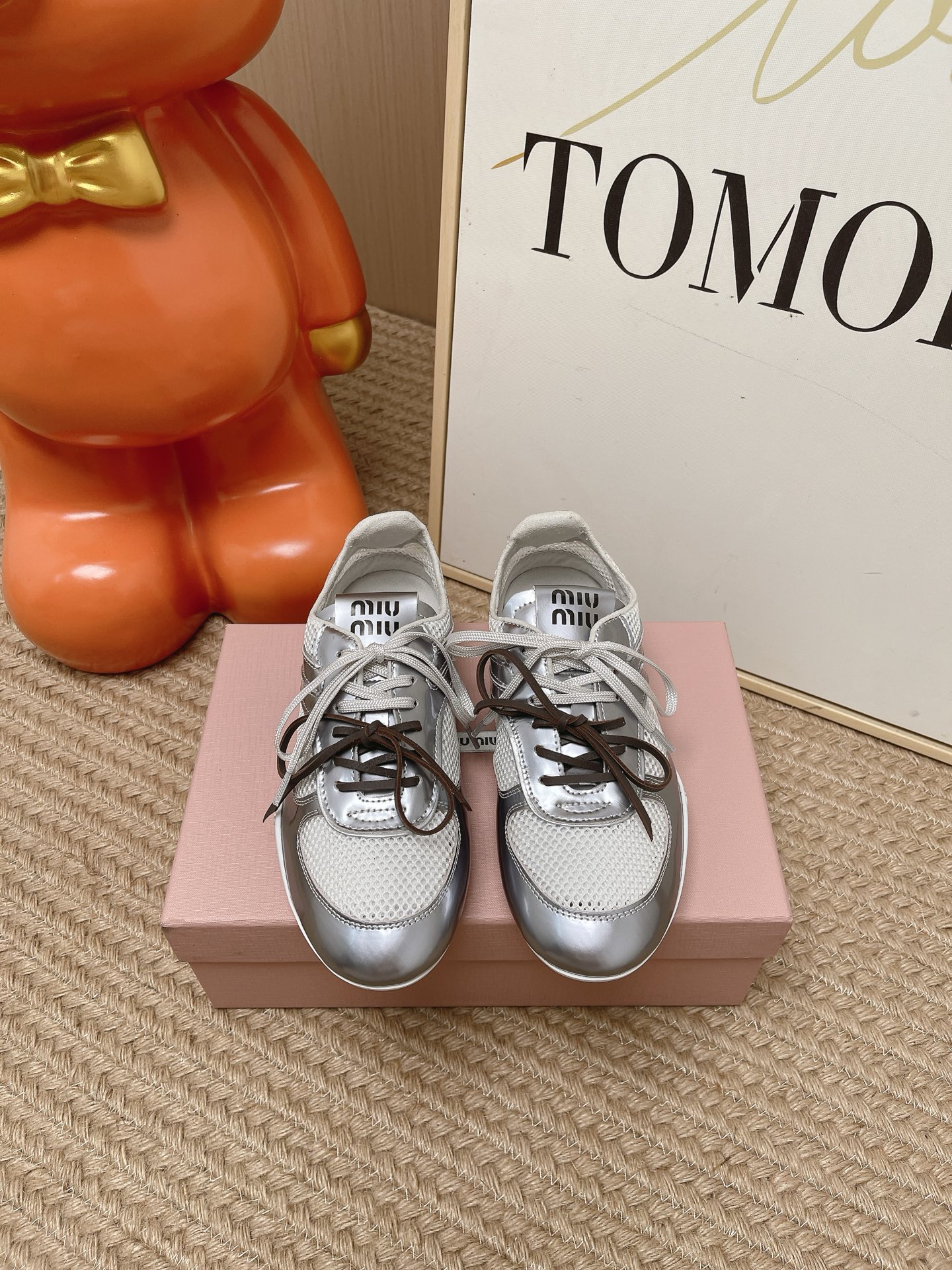 NO:924379,Top version Miu Miu Miu Miu spring and summer new catwalk Miu Miu moral training casual shoes show craftsmanship details close-up from the Miu Miu series New season trend is the concept of love at the moment, multiple collisions, conveying modern style ~ Looks good no matter how you wear it, this summer's fashionable favorite Fabric imported mercerized cow suede + mesh Lining velvet Outsole original molded TPU rubber sole Size 35-40, casual shoes/sports shoes, miumiu, sneakers19860909顶级版本 miumiu缪缪春夏新款走秀MiuMiu 德训 休闲鞋秀场工艺来自Miu Miu系列的细节特写 新季的潮流此刻挚爱的概念,多元对撞,传达现代风格~ 怎么穿都好看今夏时髦精最爱 面料进口丝光牛反绒+网面 内里绒布里 大底原版开模TPU橡胶鞋底 码数35-40,休闲鞋/运动鞋,miumiu,sneakers,Women's Shoes