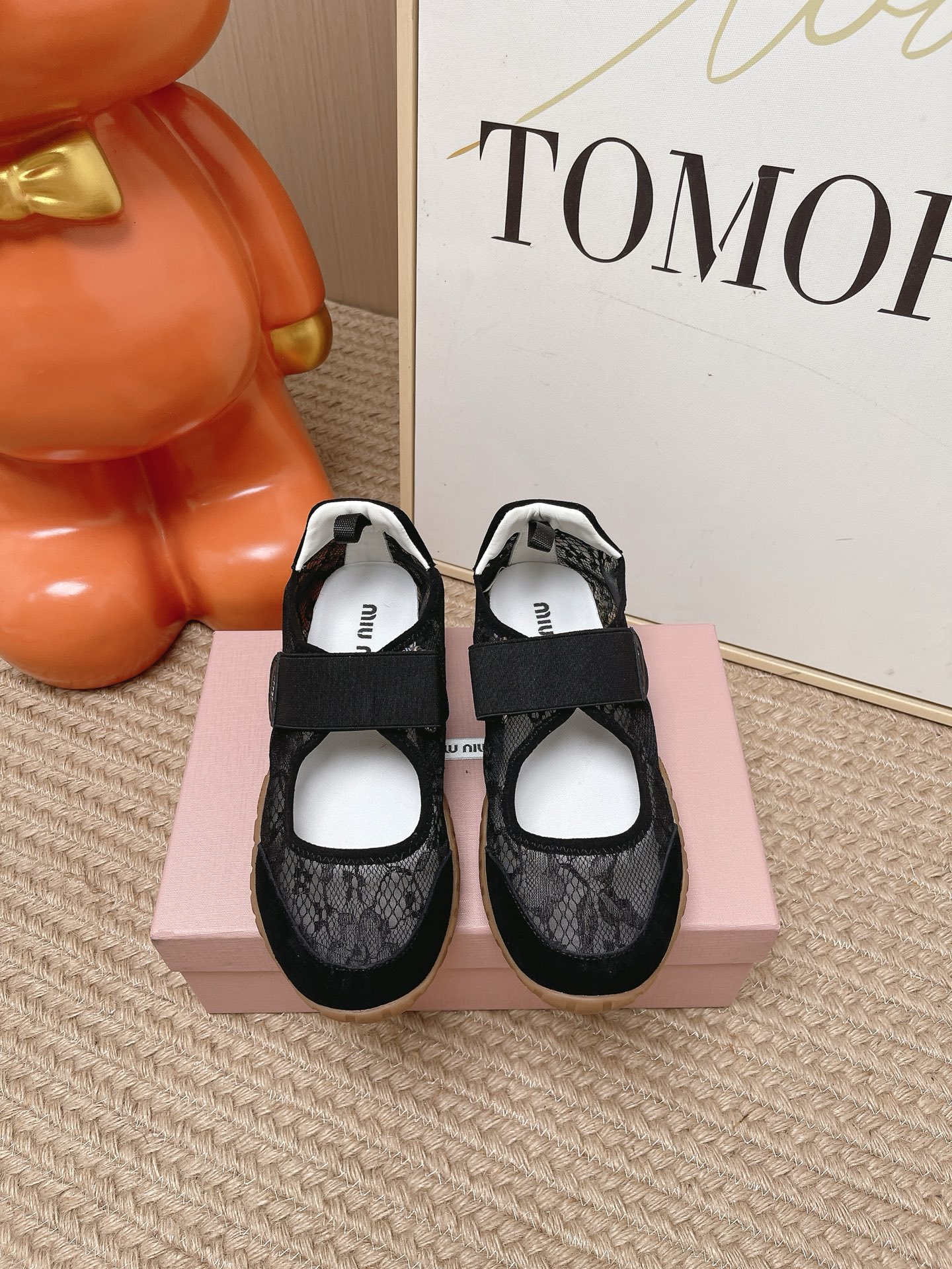 NO:924374,Top version MIUMIU | Miu Miu mesh stitching sneakers, tire soles, biscuit shoes. These sneakers are designed with lace mesh stitching, breathable and comfortable, embellished with original fasteners, super fun. The tire rubber soles are non-slip and wear-resistant, suitable for daily wear or light exercise!  The overall style is simple and versatile, and it looks more fashionable with light-colored socks. It is very suitable for spring and summer ~ Upper with sheep tendon spliced ​​lace mesh, sheepskin lining, original molded rubber sole, size 35-40 (40.41. Customized), casual shoes/sports shoes, miumiu, sneakers, sheepskin, socks19860909顶级版本 MIUMIU｜缪缪网面拼接运动鞋 轮胎底 饼干鞋 这款运动鞋采用蕾丝网面拼接设计,透气又舒适,原版扣件点缀,超有趣味感. 轮胎橡胶鞋底防滑耐磨,日常穿搭或轻运动都OK！整体简约百搭,配浅色袜子更显时尚,春夏季节穿超合适～ 鞋面羊筋拼接蕾丝网 羊皮里 原版开模橡胶底 码数35-40（40.41.订做）,休闲鞋/运动鞋,miumiu,sneakers,sheepskin,socks,Women's Shoes