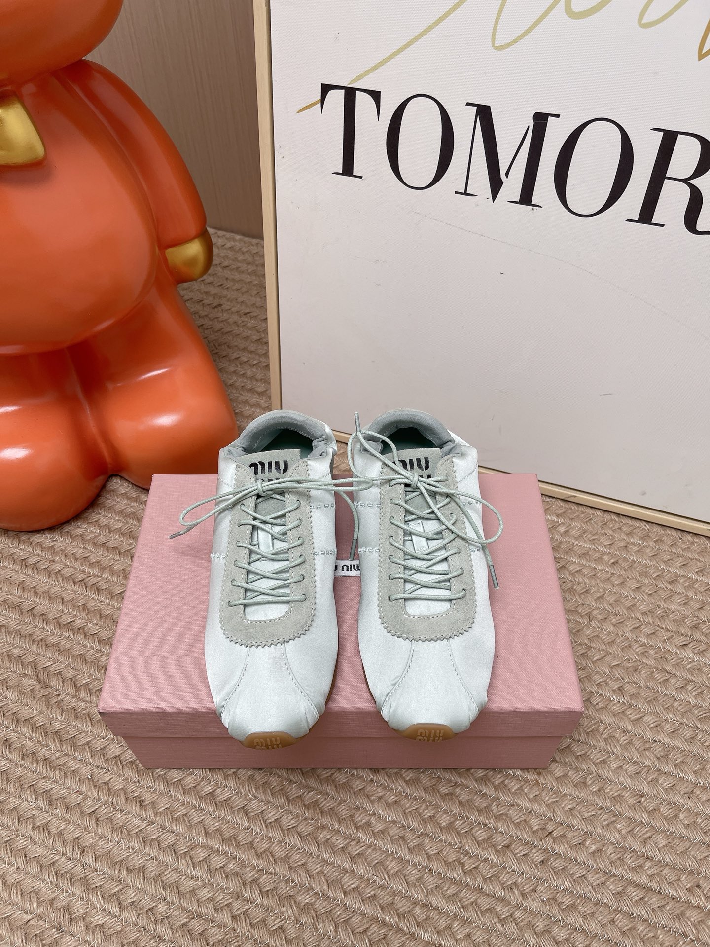 NO:924364,Top version MiuMiu 2026 ss MiuMiu new moral training shoes MiuMiu 2026 new season satin ballet moral training shoes, satin material + ballet style design, elegant, retro and fashionable!  The upper has the brand logo, the details are exquisite, the lace-up design is easy to put on and take off, and the flat bottom is super comfortable, which is OK for daily commuting or leisure. Multiple colors are available, pink, white, and black can be matched as you like, and can be easily worn with skirts and jeans. It is a practical and good-looking fashion item!  Outsole, rubber sole, non-slip and wear-resistant, size 35-39 (custom-made for 40 units, non-refundable), ballet shoes, miumiu, skirts, jeans19860909顶级版本 MiuMiu 2026 ss 缪缪新款德训鞋 MiuMiu 2026新季缎面芭蕾德训鞋,缎面材质+芭蕾风设计,优雅复古又时髦！鞋面有品牌徽标,细节精致,系带设计方便穿脱,平底超舒适,日常通勤或休闲都OK.多色可选,粉色、白色、黑色随心搭配,裙装牛仔裤都能轻松驾驭,是实用又好看的时尚单品！ 大底生胶鞋底防滑耐磨 码数35-39（40订做不退换）,芭蕾舞鞋,miumiu,skirts,jeans,Women's Shoes