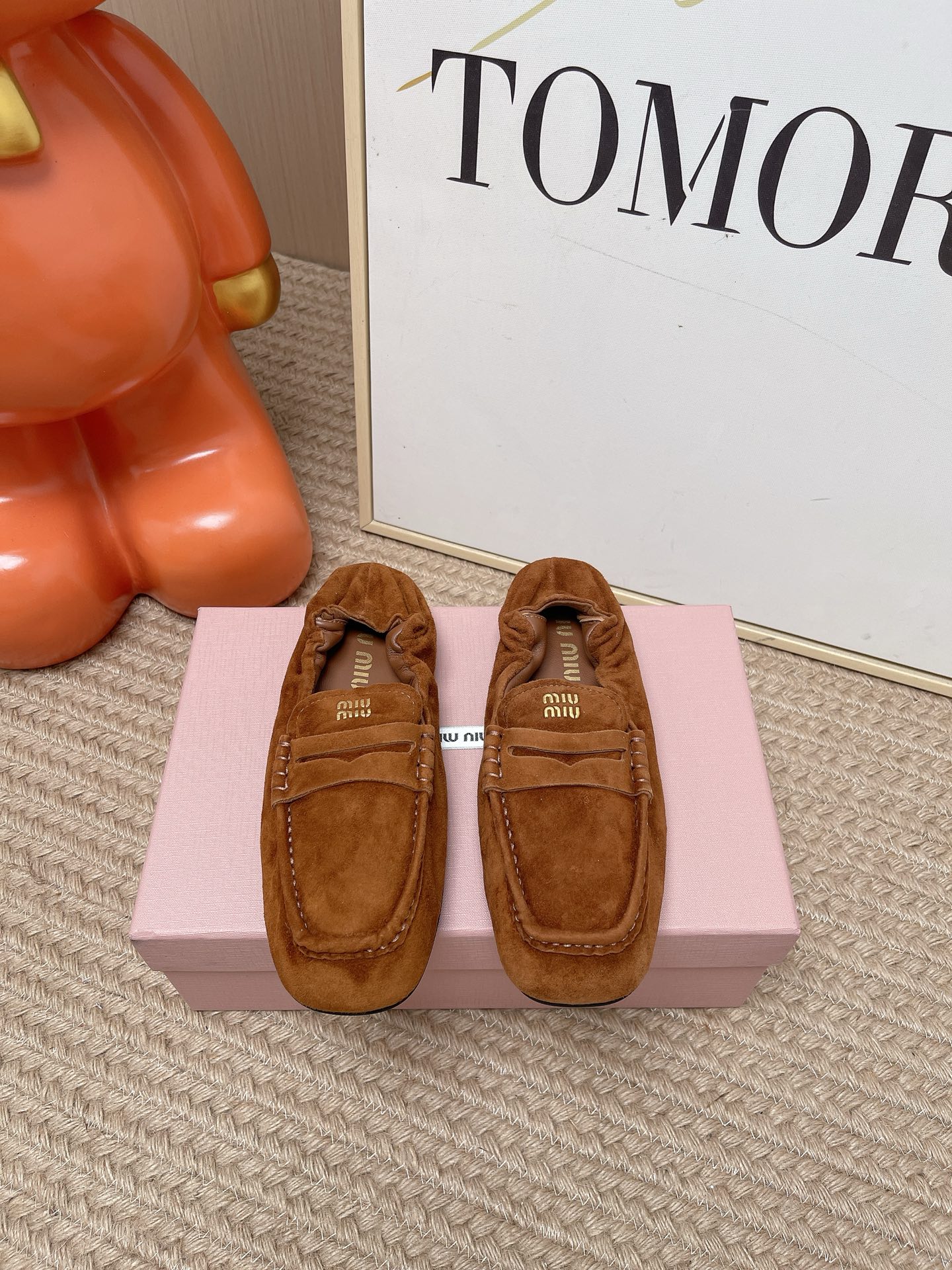 NO:924369,The top version of Miu Mi* Miu Miu's new pleated lightweight loafers, retro British style, baroque carved British style elements. Miu Miu's model is so beautiful, no matter how you wear it, it looks super good-looking, retro and fashionable!  Original molded rubber outsole, original customized cowhide material, sheepskin lining Size 35-39 (custom-made for 40, non-returnable), ballet shoes, miumiu, loafers, cowhide, sheepskin19860909顶级版本 Miu Mi* 缪缪新款褶皱轻便乐福鞋, 复古英伦风 巴洛克雕花英伦风元素 缪缪这一款也太美了吧,无敌搭配怎么穿都超级好看很复古很时尚！ 原版开模橡胶大底 原版定制牛皮材质羊皮内里 Size35-39（40定做不退换）,芭蕾舞鞋,miumiu,loafers,cowhide,sheepskin,Women's Shoes