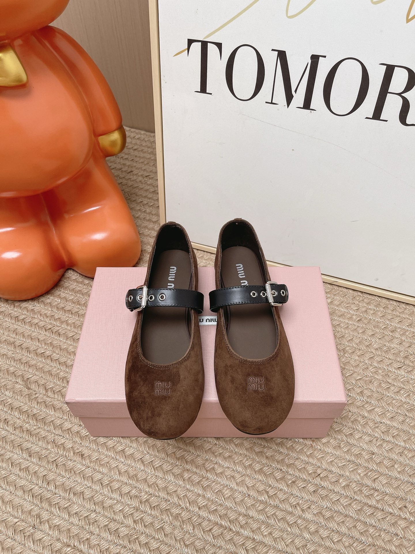 NO:924341,Top version 26ss early spring new Miu suede ballet shoes classic buckle flat Mary Jane shoes miu suede Mary Jane, welding retro sweetness and coolness to the feet!  The suede surface comes with a soft focus filter, which is soft and noble. The metal buckle + rivet details make a sweet girl instantly become a cool girl. The round-toe shoe shape accommodates the foot shape and is stable and not tiring when walking. It is black/brown/turmeric in three colors, suitable for all atmospheres in autumn and winter. Paired with a pleated skirt, it looks like a college girl, and with jeans, it looks like a street girl. Black is versatile, dark brown is retro, and turmeric is white. The upper is customized with delicate sheepskin and padding sheepskin.  Open molded rubber outsole, size 35-39 (40.41 custom-made, non-refundable), ballet shoes, miumiu, mary jane, skirts, jeans, sheepskin, sheep, chamois leather19860909顶级版本 26ss早春新款Miu 缪缪 麂皮绒面芭蕾舞鞋经典鞋款搭扣平底玛丽珍鞋 miu系绒面玛丽珍,把复古甜酷焊在脚上！麂皮绒面自带柔焦滤镜,软糯又显贵,金属扣带+铆钉细节,甜妹秒变酷女孩,圆头鞋型包容脚型,走路稳又不累,黑/棕/姜黄三色,适配秋冬所有氛围感穿搭,配百褶裙是学院少女,配牛仔裤是街头辣妹 黑色百搭、深棕复古、姜黄显白 鞋面定制细腻羊猄皮 垫脚羊皮 鞋底开模橡胶大底 码数35-39（40.41定做不退换）,芭蕾舞鞋,miumiu,mary jane,skirts,jeans,sheepskin,sheep,chamois leather,Women's Shoes