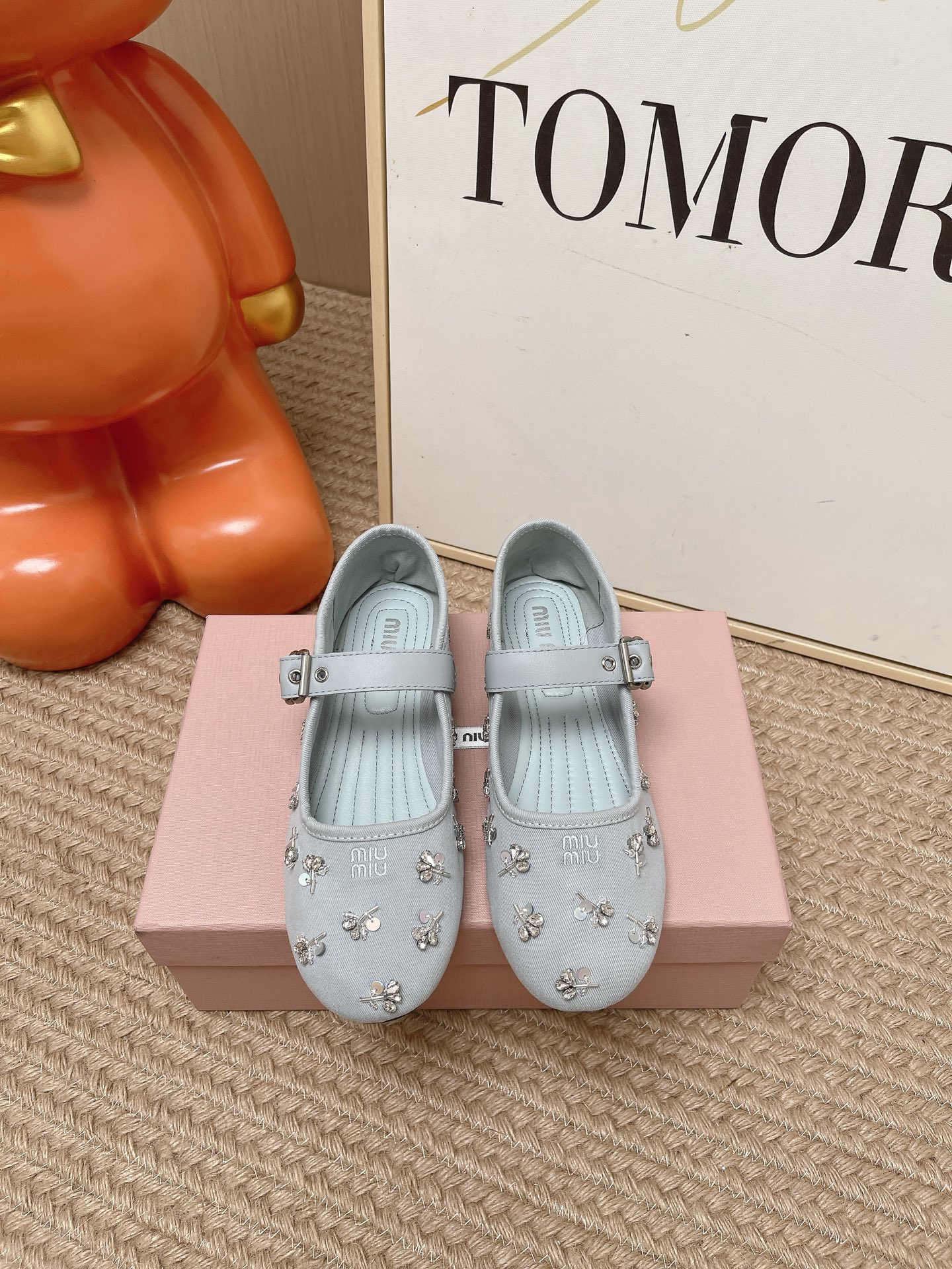 NO:924356,Top version MIUMIU Miu Miu 26 latest catwalk model round toe buckle cloth Mary Jane shoes sequin rhinestone ballet shoes crystal diamond flat shoes  Decorated with rhinestones and three-dimensional flowers all over, the upper toes are like walking luminaries. The one-line buckle design is gentle and shows the slender feet. The round-toe shoes are huge and make the feet smaller without squeezing the feet. The soft-soled insole feels like clouds, so you don’t wear out your feet even if you walk around all day. You don’t have to worry about matching them, you just have a sweet girl with a filtered atmosphere on your feet!  Wear romance and sparkle on your feet, and focus on aesthetics with every step. Custom-made high-density canvas/beaded rhinestones on the inside of the upper, sheepskin for the feet, molded rubber outsole, size 35-39 (40.41 custom-made, non-refundable), ballet shoes, miumiu, mary jane, jeans, sheepskin19860909顶级版本 MIUMIU 缪缪 26最新走秀款圆头扣带布面玛丽珍鞋珠片水钻芭蕾舞鞋水晶钻平底单鞋 满幅水钻+立体小花装饰,上脚就是行走的发光体.一字扣带设计温柔又显脚细,圆头鞋型巨显脚小不挤脚,软底鞋垫踩感像云朵,暴走一天都不磨脚.搭牛仔裤也能甜酷拉满.不用费心搭配,上脚就是自带滤镜的氛围感甜妹！把浪漫与闪耀穿在脚上,每一步都踩在审美点上. 鞋面内里定制高密度帆布/珠片水钻 垫脚羊皮 鞋底开模橡胶大底 码数35-39（40.41 定做不退换）,芭蕾舞鞋,miumiu,mary jane,jeans,sheepskin,Women's Shoes