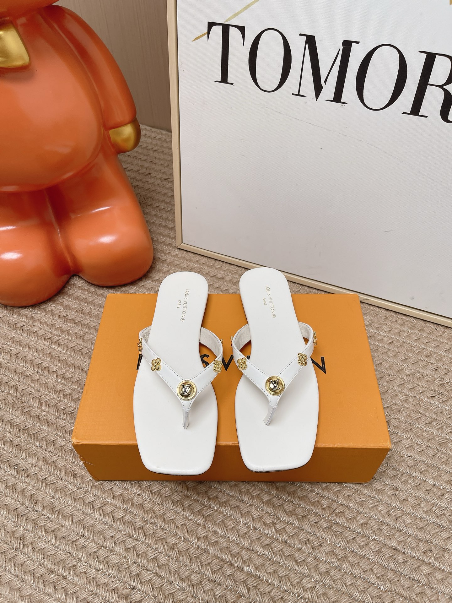 NO:924333,Top version LV 26c new arrival ~ square toe flat slippers, LV Monogram metal hardware sandals, classic leather, metal Logo buckle, full of brand feeling! The bare heels are about 2CM, elegant and show long legs. Open-toe mule design, super breathable for spring and summer, easy to wear for commuting, dating and formal occasions ~ Soft soles, online comfort, great with skirts or nine-point pants, full of sophistication! Fabric: cowhide / cowhide lining  Heel height: 2CM outsole. Italian leather outsole size 35-41, split-toe shoes, louis vuitton, slippers, skirts, cowhide, Leather soles19860909顶级版本 LV 26c new arrival～方头平底拖鞋 LVMonogram金属五金凉拖,经典皮革,金属 Logo扣饰,品牌感满满!裸跟约2CM优雅又显腿长.露趾穆勒鞋设计,春夏穿超透气,通勤,约会,正式场合都能轻松驾驭~鞋底柔软,舒适度在线,搭配裙装或九分裤都很出彩,精致感直接拉满! 面料:牛皮/牛皮内里 跟高:2CM 大底.意大利真皮大底 size35-41,分趾鞋,louis vuitton,slippers,skirts,cowhide,Leather soles,Women's Shoes