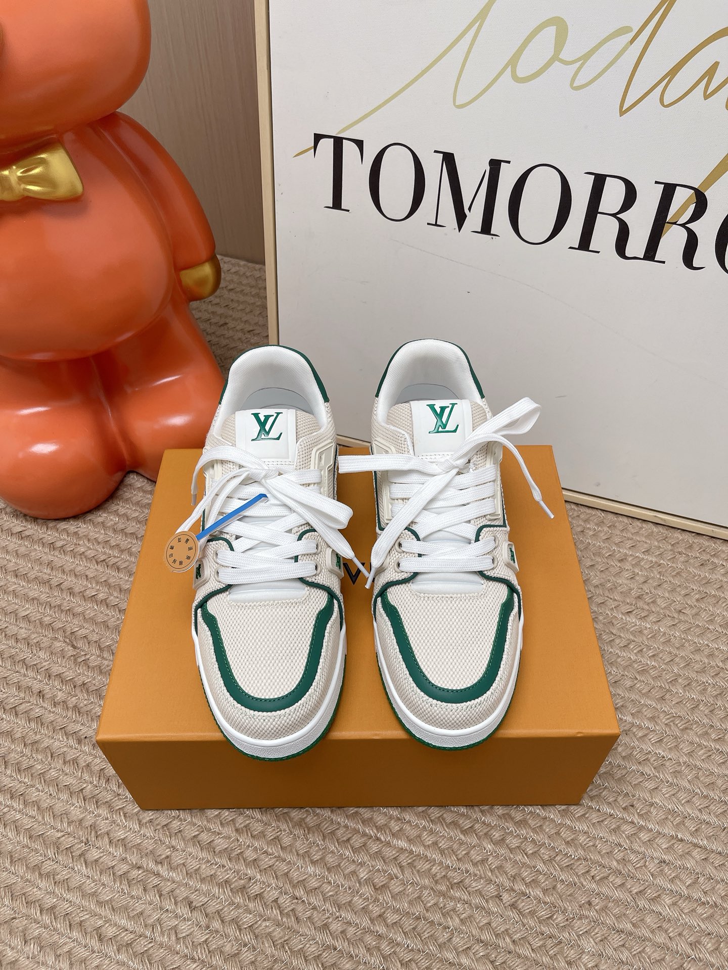 NO:924388,Top version LV trainer for couples~~New upgraded version~~Classic return Couple model, skateboard shoes, basketball shoes, sports shoes... LV new sports series; retro style sense; embraces many classic elements of the family; super handsome~~ Full leather fabric, with LV badge cloth cover, breathable gauze lining, original outsole, original shoe last, more details compared to the real product, perfect and high  size 35-45 (female 41, male 45 customized), casual shoes/sports shoes, louis vuitton, sneakers19860909顶级版本 情侣款 LV trainer~~全新升级版~~经典回归 情侣款,滑板鞋,篮球鞋,运动鞋…… LV全新运动系列；复古风视感；拥入家族多方面经典原素；超级帅气~~ 全皮革面料,搭配Lv徽章布面,透气纱网内里,原版大底,原版鞋楦,更多细节对比大货实物完美高 size35—45（女41.男45定做）,休闲鞋/运动鞋,louis vuitton,sneakers,Women's Shoes
