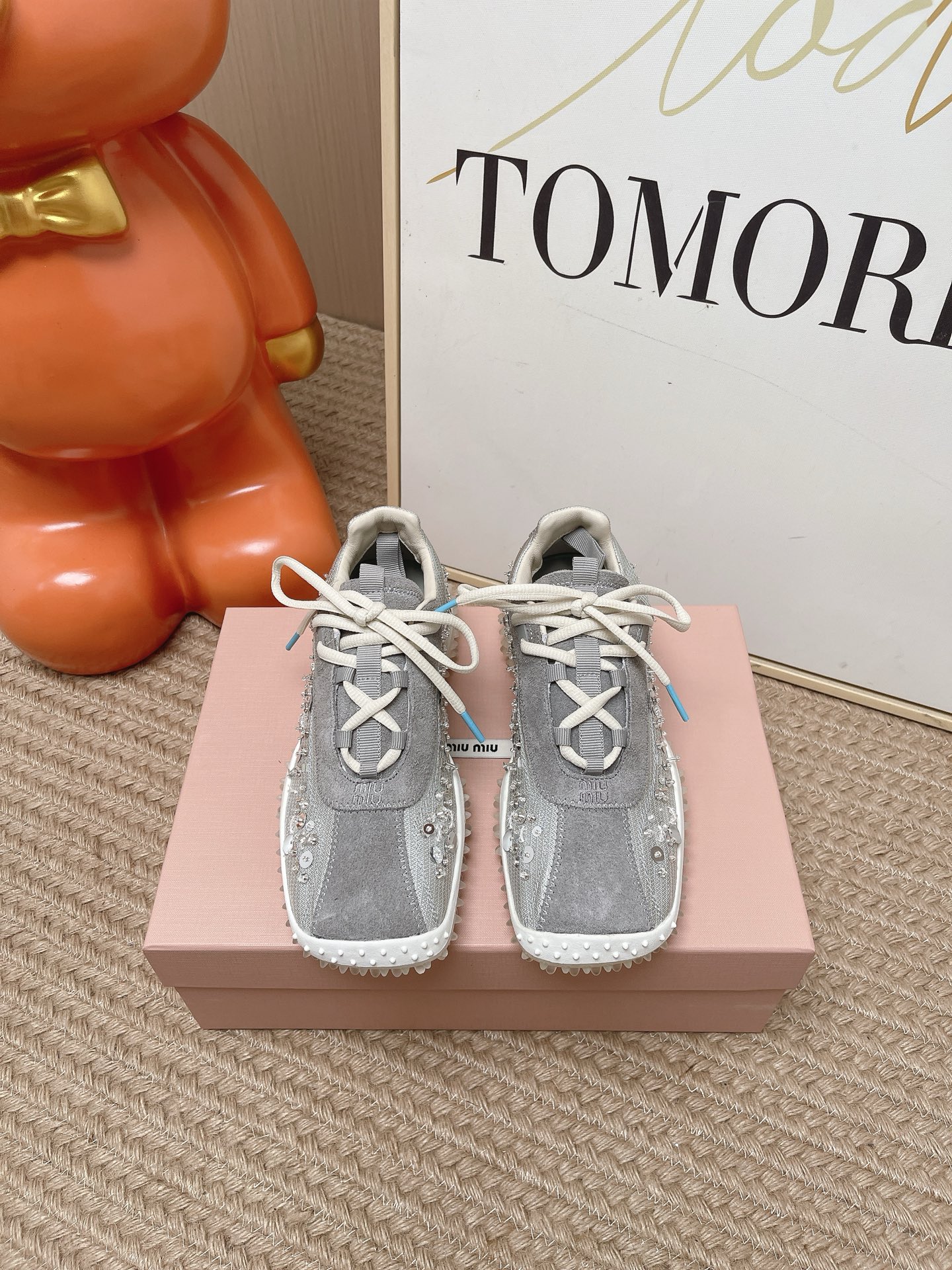 NO:926560,The top version of 26 Miu Miu autumn and winter runway style retro beaded moral training shoes and casual shoes. These are Miu Miu's retro distressed hedgehog-soled Forrest jogging shoes that have become popular in recent years. They are the core casual shoes for girls in the old money style. They combine the silhouette of retro cross-country running shoes in the 1990s + the brand's iconic sweet and cool tone. They are an indispensable item for today's rich and relaxed style. The sides of the shoes are hand-embellished with diamonds, sequins and beads on a large area.  With the light, there is a fine sparkle, making the sports casual shoes look like a delicate dress; the whole shoe is made of corduroy + suede + breathable mesh triple splicing. The main body is matte corduroy, with a retro texture and is not easy to wrinkle. The original open-molded rubber serrated outsole is non-slip and wear-resistant, with a size of 35-40, casual shoes/sports shoes, miumiu, sneakers, chamois leather19860909顶级版本 26款Miu Miu 缪缪秋冬走秀款复古珠饰德训鞋 休闲鞋 这是Miu Miu近年大火的复古做旧刺猬底阿甘慢跑鞋 属于少女老钱风核心休闲鞋款 融合了90年代复古越野跑鞋轮廓+品牌标志性甜酷调性 是当下千金风 松弛感穿搭的刚需单品 鞋侧大面积手工镶嵌碎钻、亮片与串珠 随光线呈现细碎闪亮度,把运动休闲鞋做出精致礼服感；整鞋采用灯芯绒+反绒麂皮+透气网布三重拼接 哑光灯芯绒做主体 自带复古肌理 不易起皱 原版开模橡胶锯齿外底防滑耐磨码数35-40,休闲鞋/运动鞋,miumiu,sneakers,chamois leather,Women's Shoes