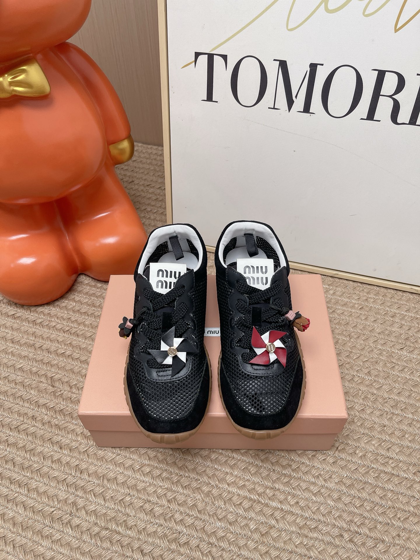NO:926570,Top Version MIUMIU | Miu Miu Mesh Splicing Sneakers Tire Sole Biscuit Shoes These sneakers are designed with white mesh splicing, breathable and comfortable, embellished with original fasteners, super fun. The tire rubber sole is non-slip and wear-resistant, suitable for daily wear or light exercise!  The overall style is simple and versatile, and it looks more fashionable with light-colored socks. It is very suitable for spring and summer~ The upper is spliced ​​with sheep tendon and breathable mesh, and the sheepskin lining is the original open-molded rubber sole. Size 35-40 (40.41. Customized), casual shoes/sports shoes, miumiu, sneakers, sheepskin, socks19860909顶级版本 MIUMIU｜缪缪网面拼接运动鞋 轮胎底 饼干鞋 这款运动鞋采用白色网面拼接设计,透气又舒适,原版扣件点缀,超有趣味感. 轮胎橡胶鞋底防滑耐磨,日常穿搭或轻运动都OK！整体简约百搭,配浅色袜子更显时尚,春夏季节穿超合适～ 鞋面羊筋拼接透气网 羊皮里 原版开模橡胶底 码数35-40（40.41.订做）,休闲鞋/运动鞋,miumiu,sneakers,sheepskin,socks,Women's Shoes