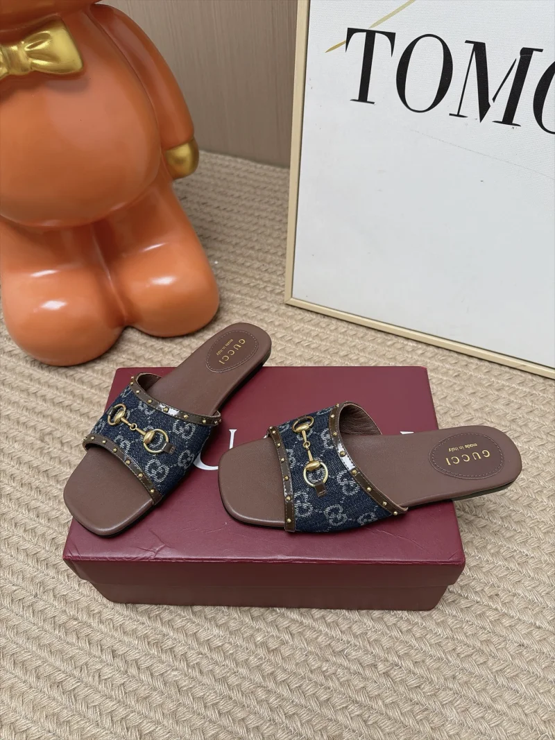 Женские шлёпанцы Gucci с GG-упорядоченным принтом и металлическими заклёпками