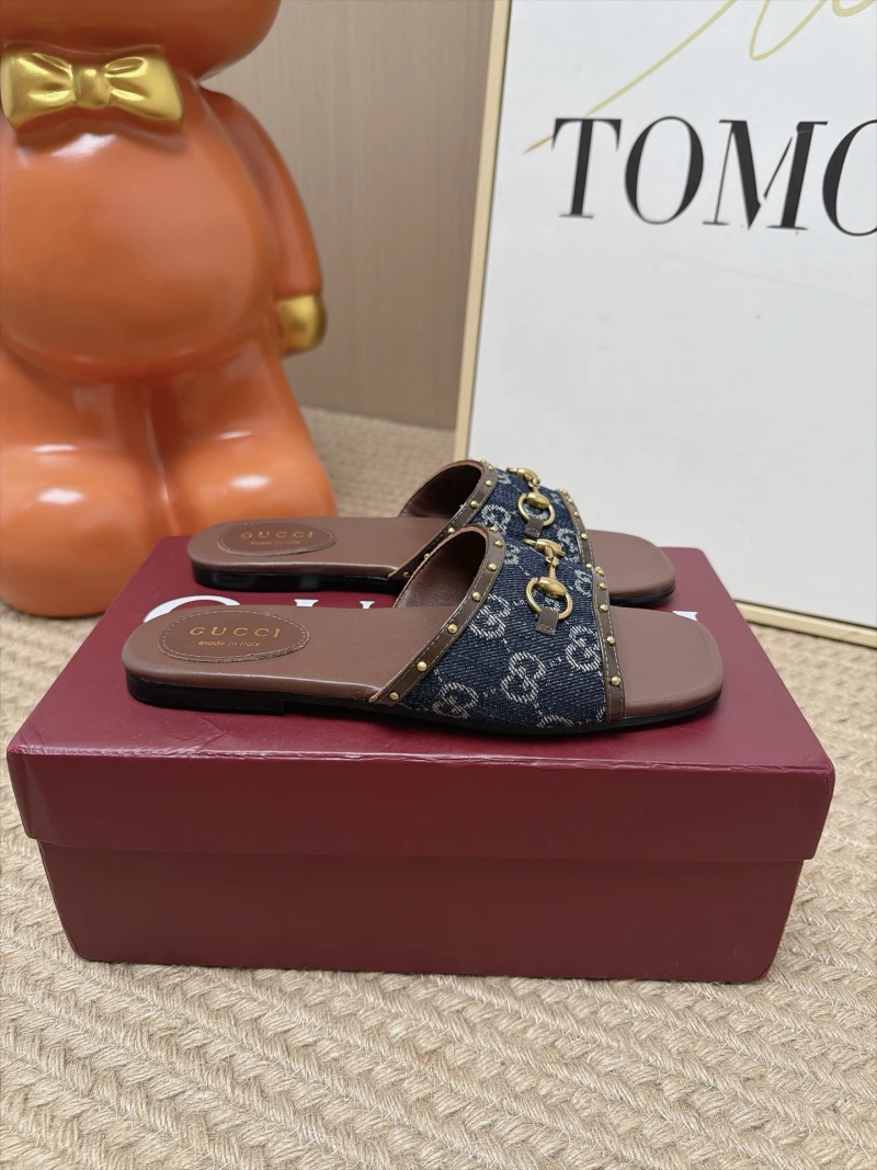 Женские шлёпанцы Gucci с GG-упорядоченным принтом и металлическими заклёпками